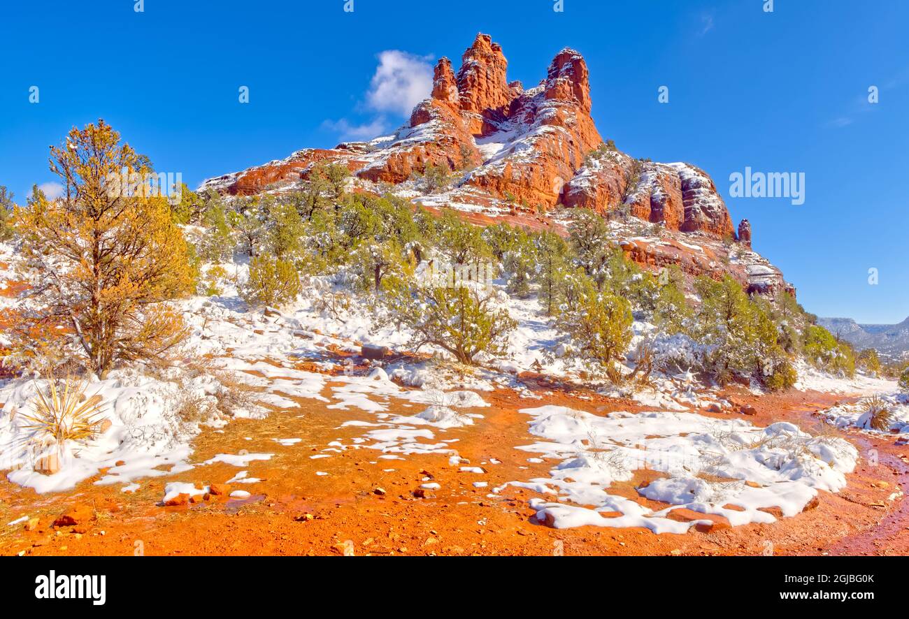 Panoramablick auf Bell Rock in Sedona Arizona bedeckt mit Winterschnee, der schnell schmilzt. Stockfoto