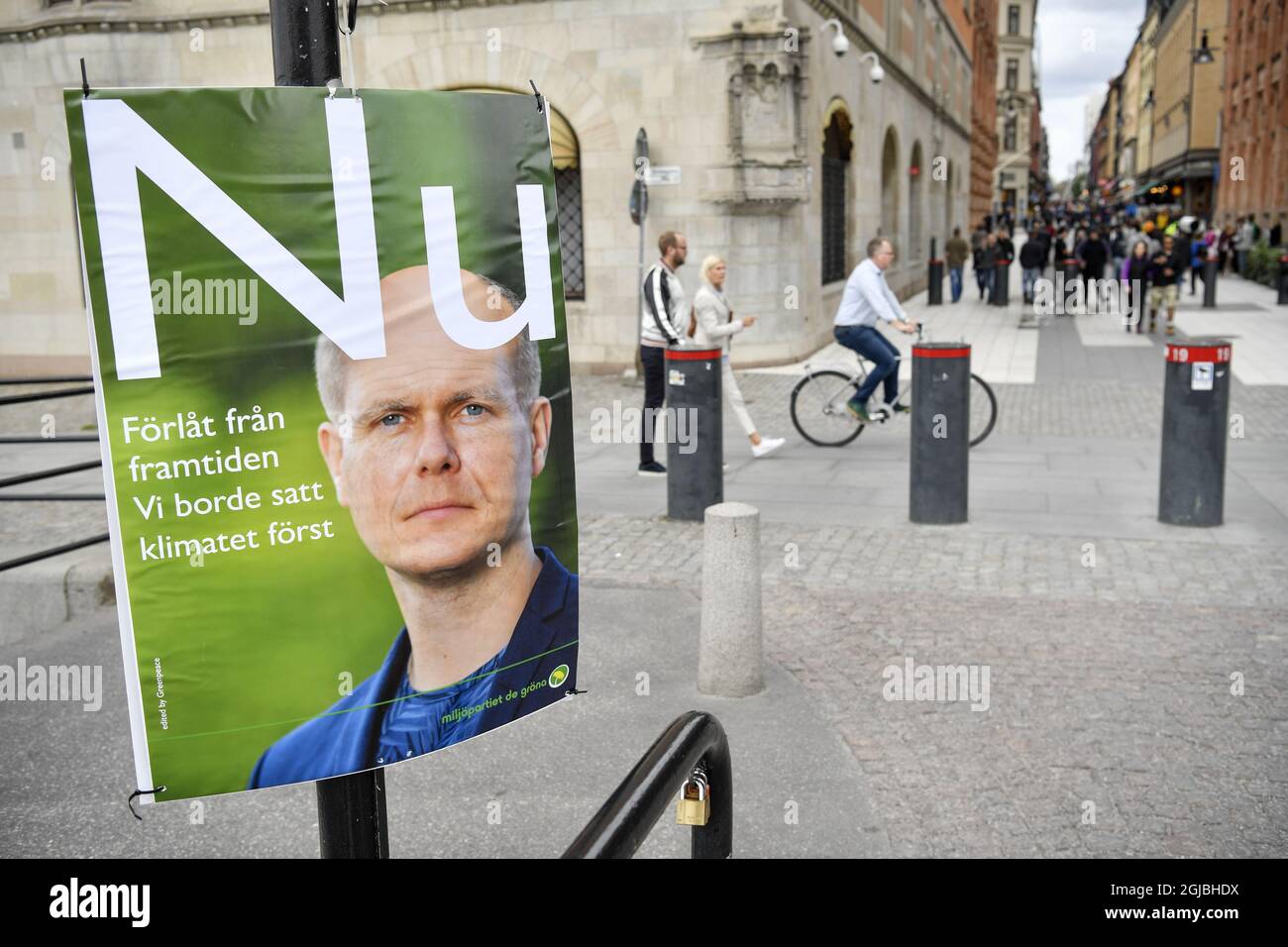 Ein gefälschtes Wahlplakat der Umweltorganisation Greenpeace mit einem Bild des Grünen-Vorsitzenden Gustav Fridolin und der Aufschrift „Sorry from the Future. Wir hätten das Klima an die erste Stelle setzen sollen", wird am 11. September 2018 im Zentrum von Stockholm, Schweden, gezeigt. Greenpeace hat sich gegen den Klimawandel eingesetzt, als Schweden am 09. September Parlamentswahlen abgehalten hat. Foto: Henrik Montgomery / TT / Code 10060 Stockfoto