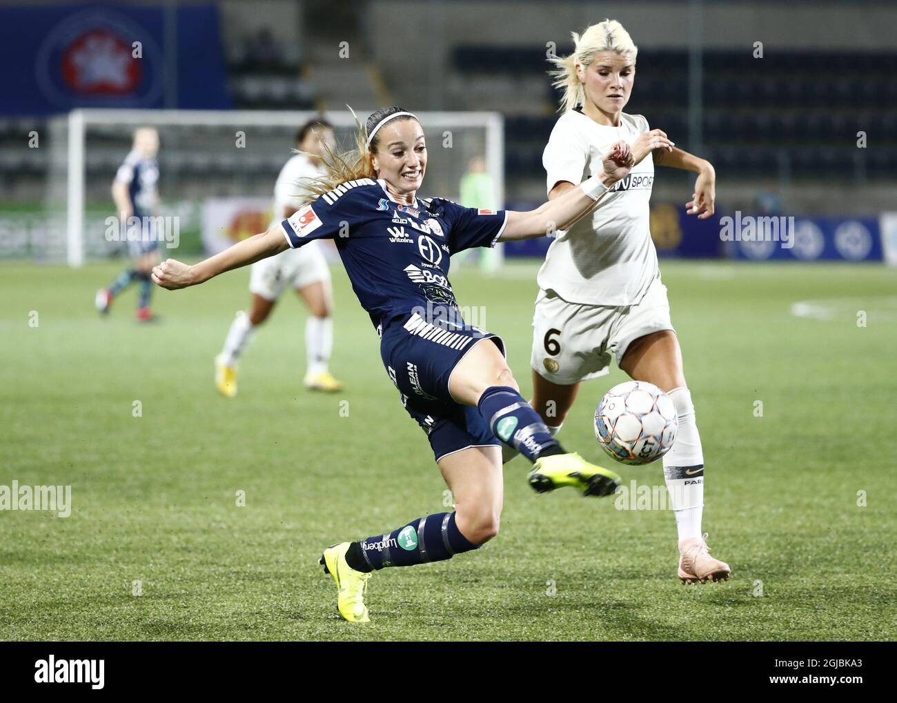 Linkopings Kosovare Asllani (L) gegen Andrine Hegerberg PSG während des Champions-League-Spiels der Frauen im Jahr 16, dem ersten Fußballspiel zwischen Linkopings FC und Paris SG in der Linkoping Arena, Schweden, am 17. Oktober 2018. Foto: Stefan Jerrevang / TT / Code 60160 Stockfoto