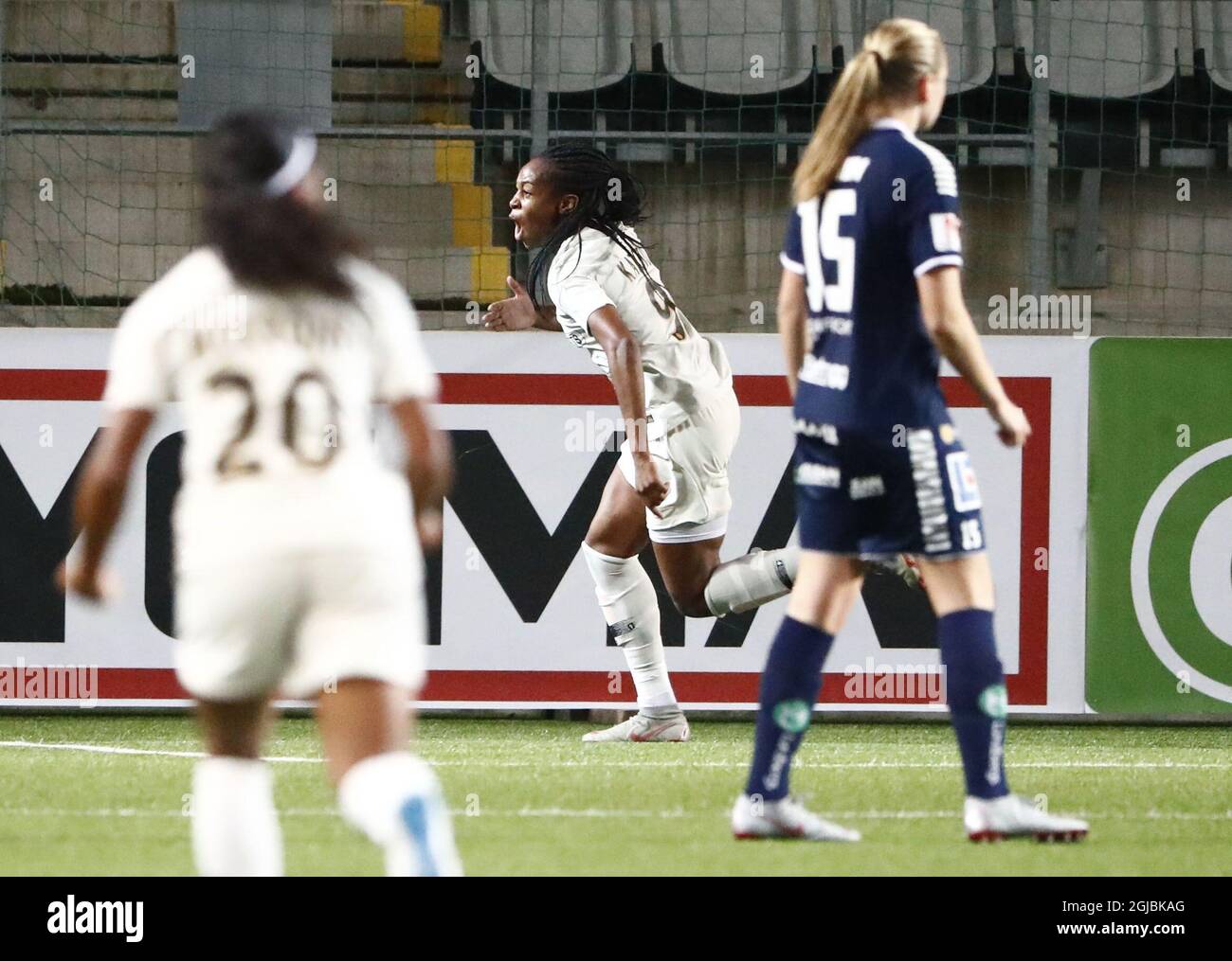 Marie-Antoinette Katot von der PSG jubelt, nachdem sie beim Champions-League-Lauf der Frauen 16, dem ersten Fußballspiel zwischen Linkopings FC und Paris SG am 17. Oktober 2018 in der Linkoping Arena, Schweden, ihr Team zum ersten Mal traf. Foto: Stefan Jerrevang / TT / Code 60160 Stockfoto