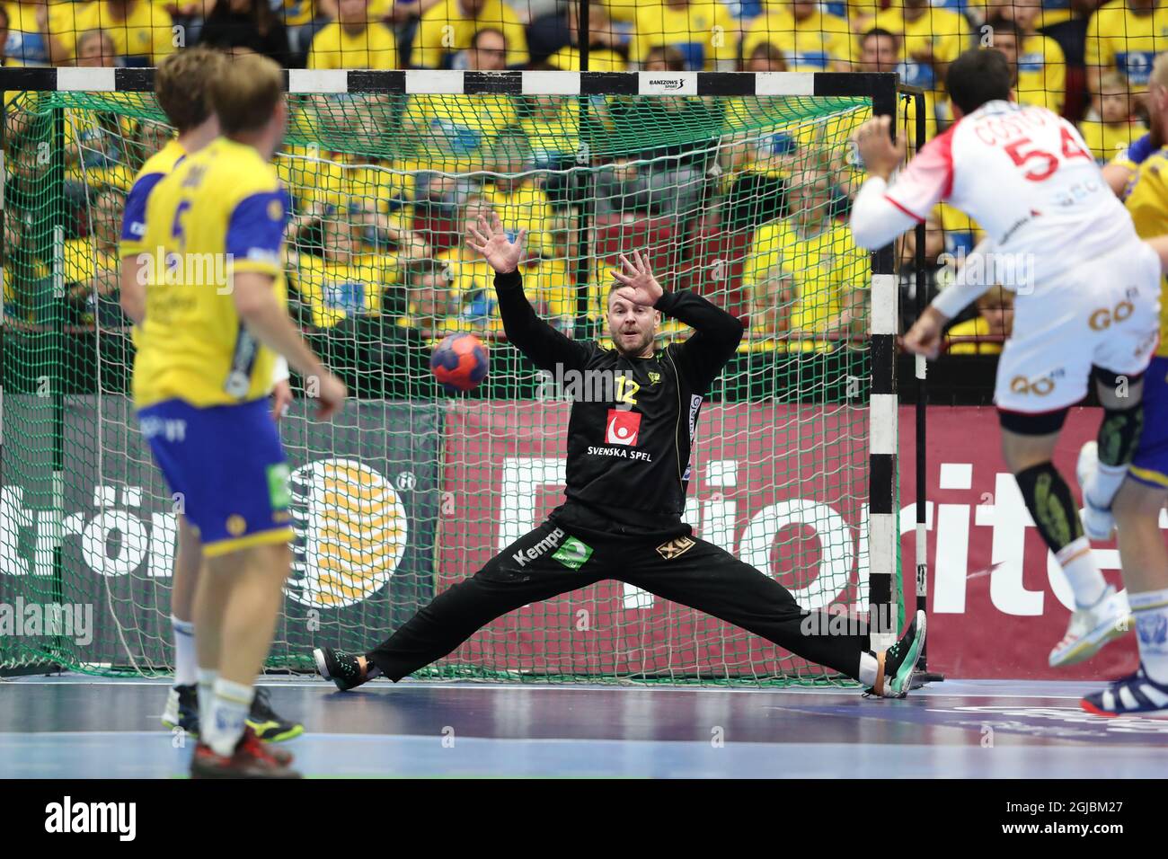 Spainâ´s Alejandro Costoya Rodriguez holt sich beim EHF Euro Cup Handballspiel zwischen Schweden und Spanien am 24. Oktober 2018 in der Malmo Arena in Malmö, Schweden, den SwedenÂ´s-Torwart Andreas Palicka zurück. Foto: Andreas Hillergren / TT / Stockfoto