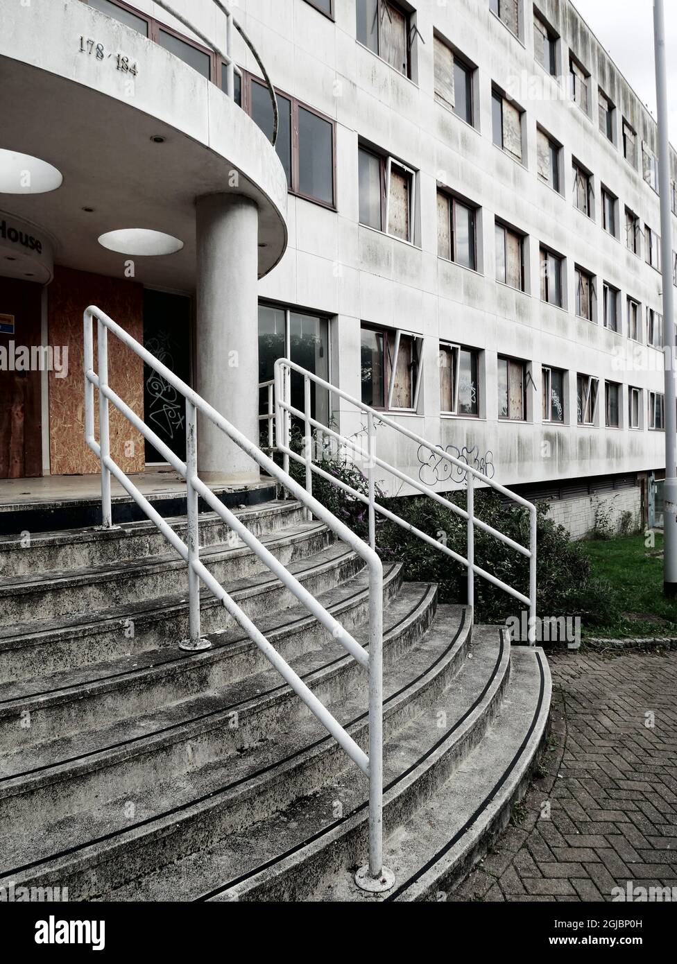 Das Mayflower-Gebäude, Plymouth. Leeres, stilles Bürogebäude außen. Stockfoto