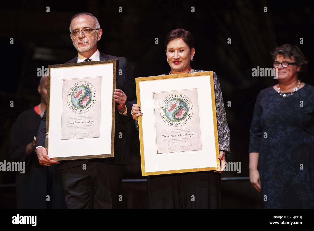 Iván Velásquez (L) aus Kolumbien und Thelma Aldana aus Guatemala erhalten den diesjährigen Right Livelihood Honorary Award „für ihre innovative Arbeit bei der Aufdeckung von Machtmissbrauch und der Verfolgung von Korruption, wodurch das Vertrauen der Menschen in öffentliche Institutionen wiederhergestellt wird“, während einer Zeremonie im Vasa Museum in Stockholm, Schweden, am 23. November 2018. Foto: Meli Petersson Ellafi / TT / Code 11489 Stockfoto