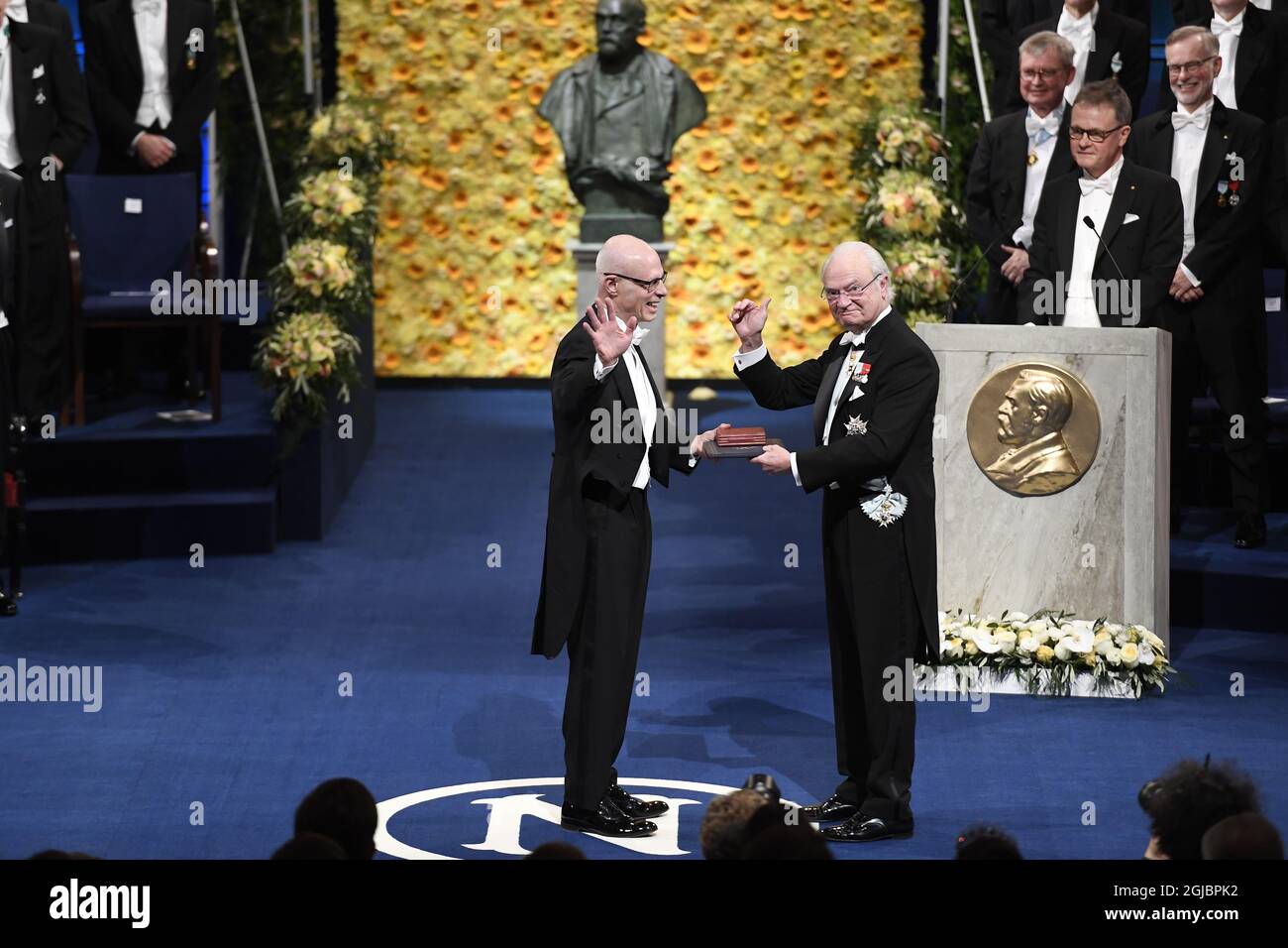 STOCKHOLM 2018-12-10 Michael Askin, Sohn von Arthur Ashkin, erhält von König Carl Gustaf während der Nobelpreisverleihung in der Konzerthalle in Stockholm, Schweden, am 10. Dezember 2018 den Nobelpreis für Physik 2018 von seinem Vater Foto: Pontus Lundahl / TT / kod 10050 Stockfoto