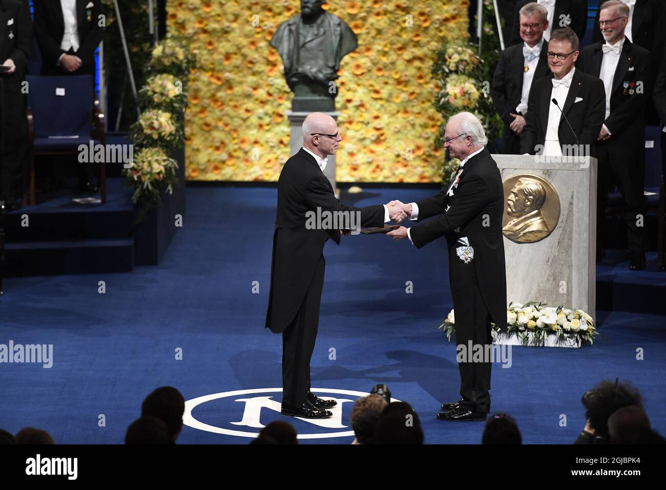 STOCKHOLM 2018-12-10 der Sohn von Arthur Ashkin erhält den Nobelpreis für Physik 2018 von König Carl Gustaf während der Nobelpreisverleihung in der Konzerthalle in Stockholm, Schweden, am 10. Dezember 2018 Foto: Pontus Lundahl / TT / kod 10050 Stockfoto