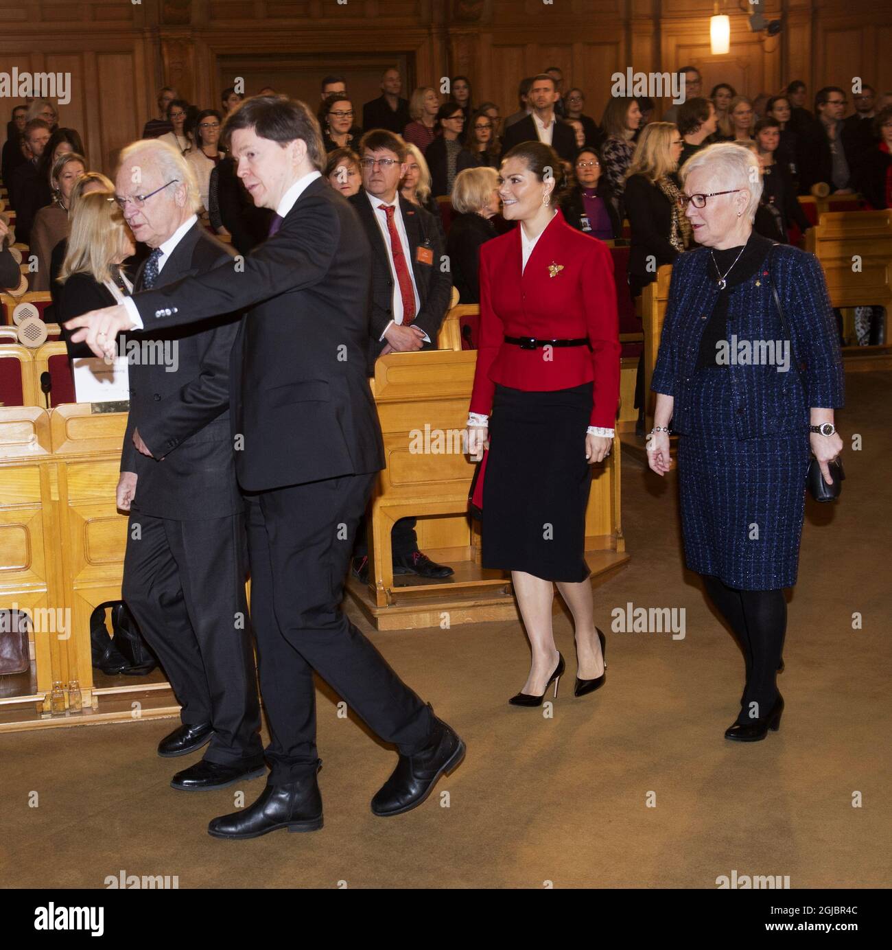 STOCKHOLM 20181217 Andreas NorlÃ©n, riksadagens talman, kunga Carl Gustaf, tar emot kung Carl Gustaf, kronprinzessan Victoria och Ã…sa Lindestam (S), FÃ¶rste Vice talman, anlÃ¤nder till andrakammarsal infÃ¶r riksdagens 100-Ã¥rs jubileet AV svensk demokrati och den allmÃ¤nna rÃ¶strÃ¤tten. Foto: Fredrik Sandberg / TT kod 10080 Stockfoto