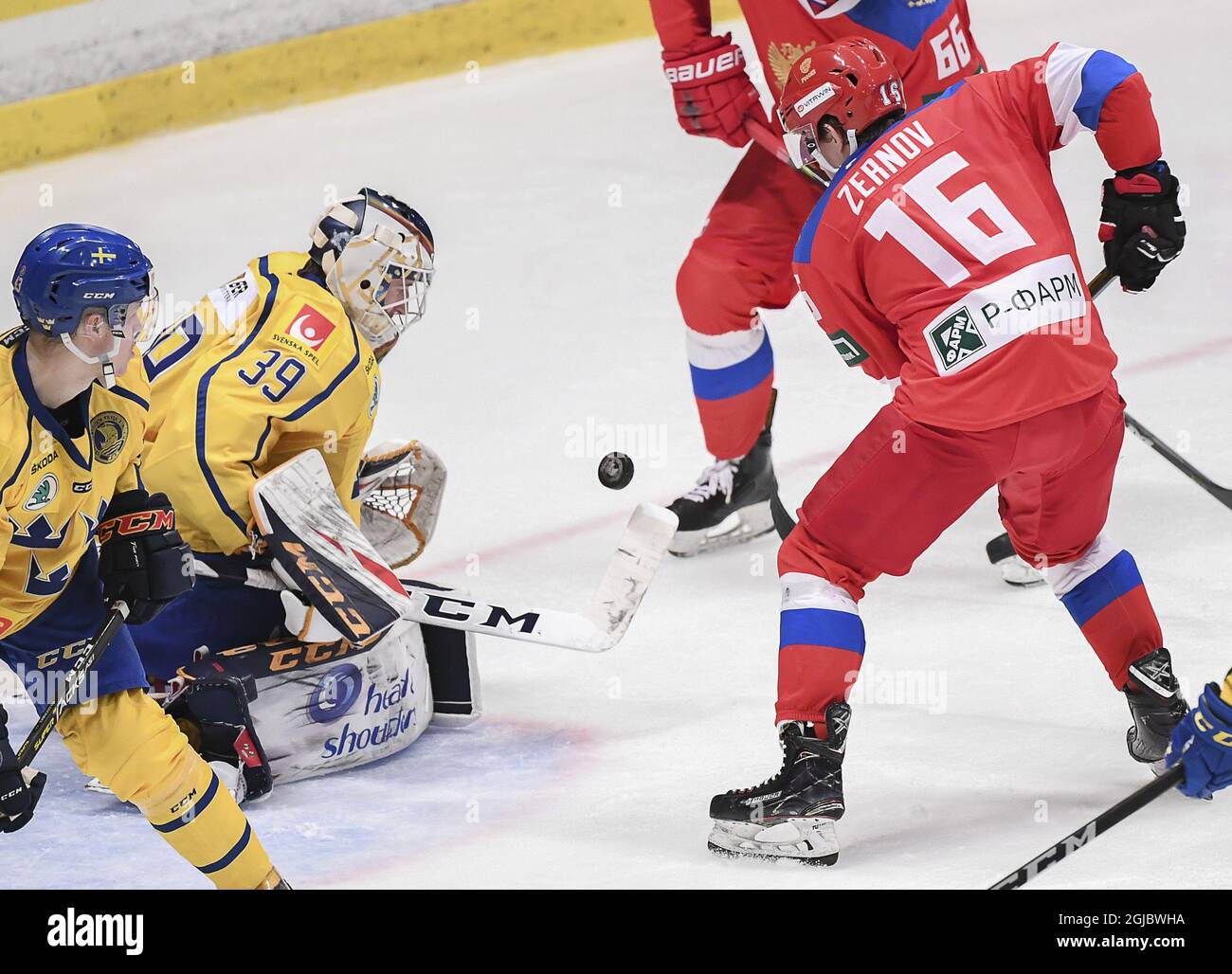 Schwedens Golie Adam Reideborn ist ein retten, wenn Russias Denis Zernovs (16) angreift während der Beijer Hockey Games Spiel zwischen Schweden und Russland in Hovet Arena in Stockholm, Schweden 09 Feb, 2019. Foto: Jonas Ekstromer / TT / Code 10030 Stockfoto