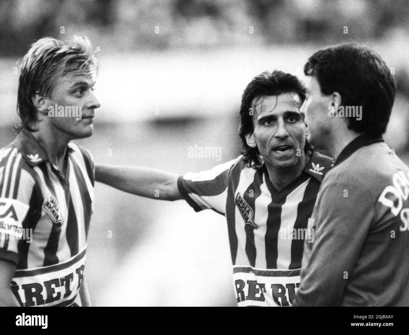 Djurgardsspelarna Lasse Sandberg (v.) und Vito Knezevic machen den Linienmann Rolf Eriksson vor dem 2-0. Tor auf die Abneigungen von AIK aufmerksam. Stockfoto