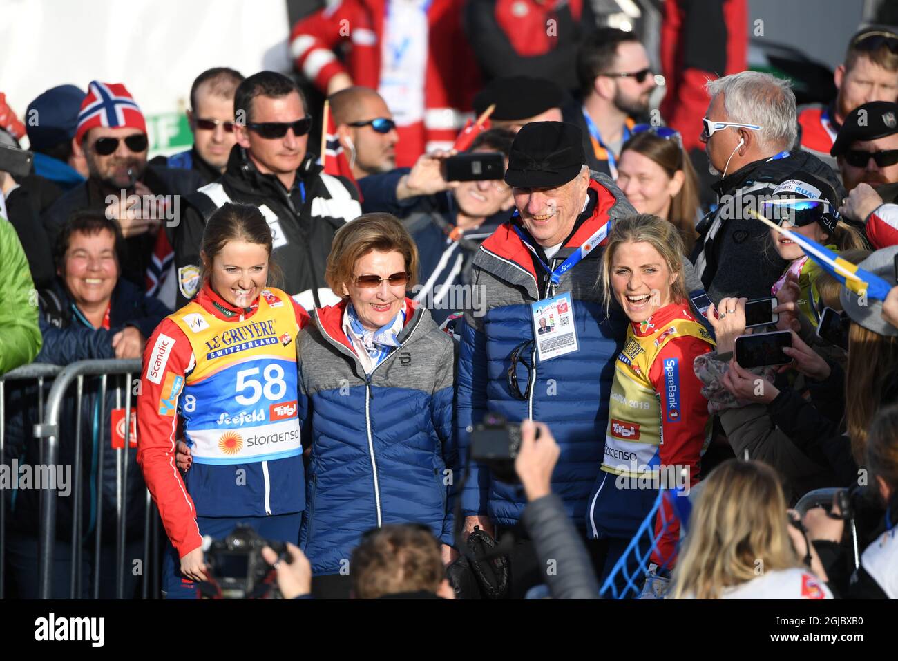 König Harald und Königin Sonja von Norwegen gratulieren der Bronzemedaillengewinnerin Ingvild Flugstad Oestberg (L) und der Goldmedaillengewinnerin Therese Johaug (R) nach dem 10 km-Klassiker von Wladimir bei den Ski-Weltmeisterschaften in Seefeld, Österreich, am Dienstag, den 26. Februar 2019. Foto Fredrik Sandberg / TT kod 10080 Stockfoto