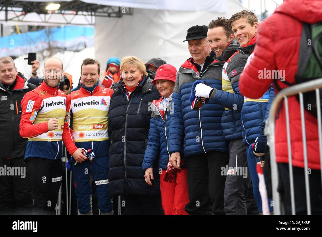 SEEFELD 20190301 Norwegens Prim Ministewr Erna Solberg, Königin Sonja und König Harald gratulieren dem norwegischen Team nach dem Gewinn der 4x10-km-Langlaufstaffel bei den Nordischen Ski-Weltmeisterschaften 2019 in Seefeld, Österreich, am 01. März 2019. Foto Fredrik Sandberg / TT Kod 10080 Stockfoto