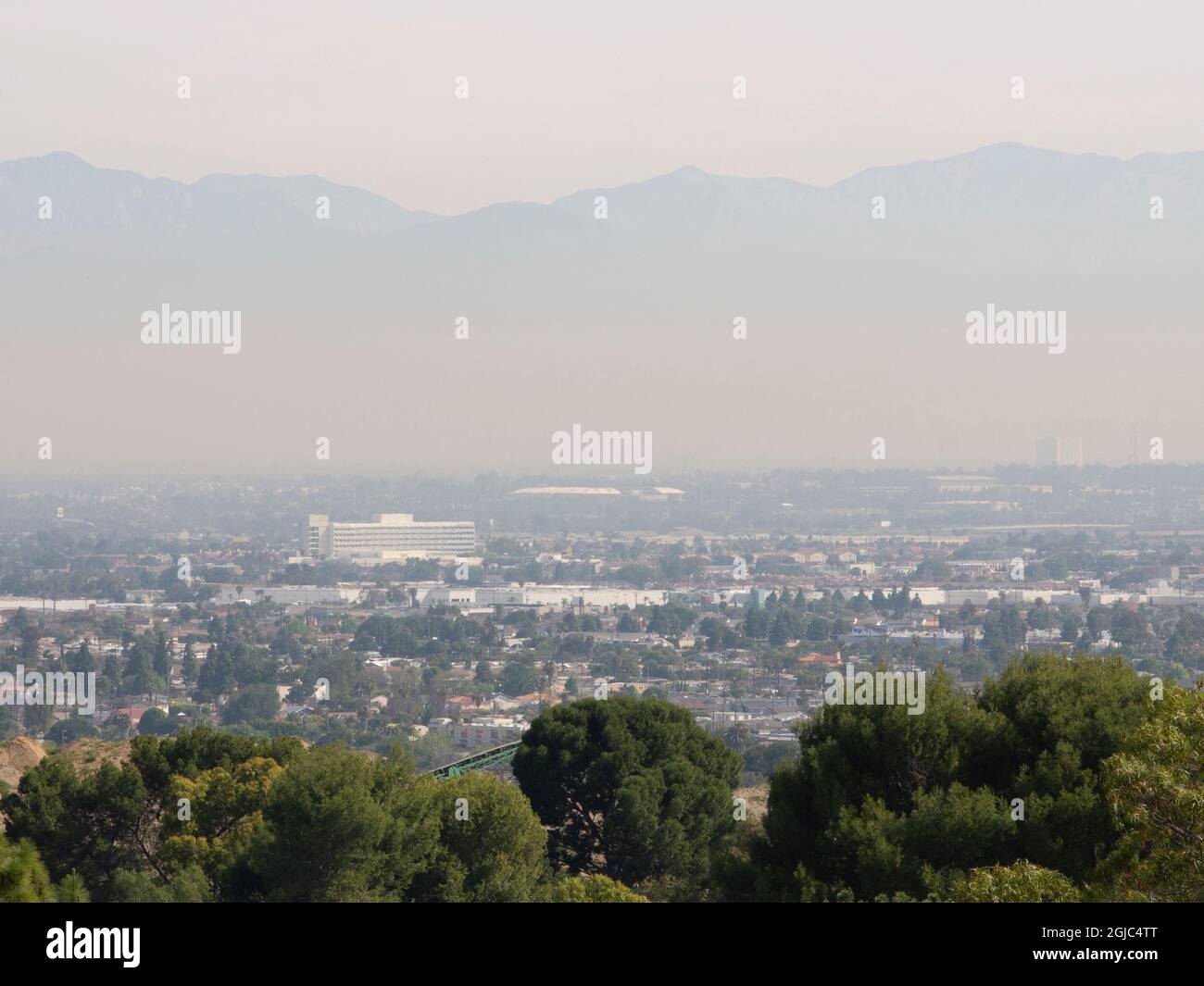 Smog vor den San Gabriel Mountains, Los Angeles, Kalifornien. Stockfoto