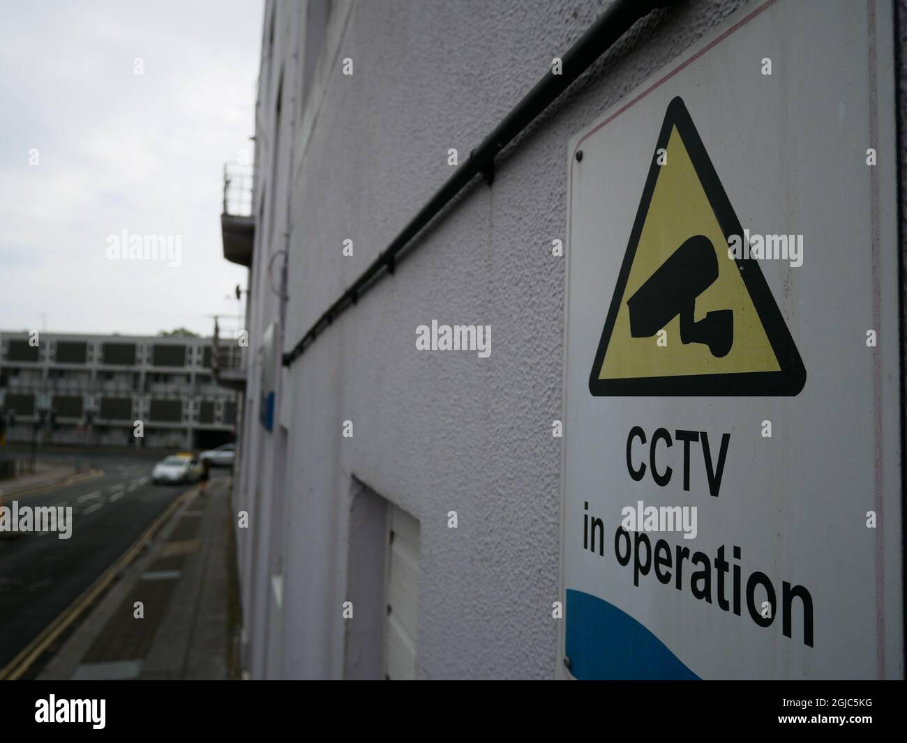 CCTV in Betrieb Warnschild in Wohngebiet. Stockfoto