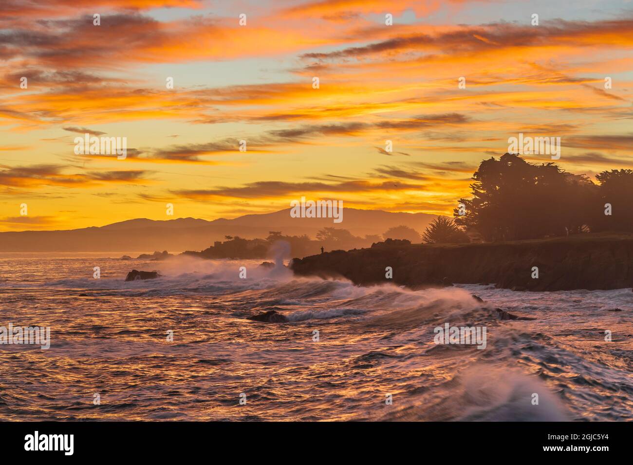 Farbenprächtiger Sonnenaufgangshimmel über den Wellen von Pacific Grove, Lover's Point, Kalifornien. Stockfoto