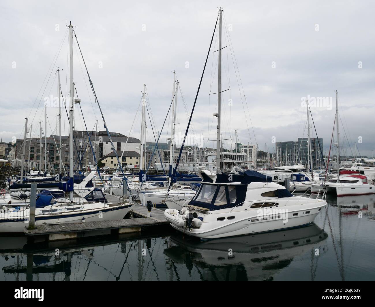 Schiffe vertäuten im Hafen von Plymouth Stockfoto