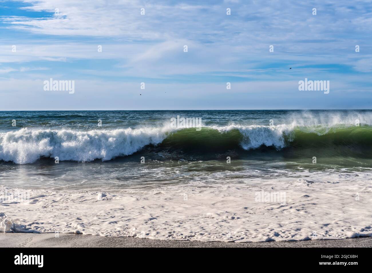 Brechende Welle an einem Strand in Nordkalifornien Stockfoto