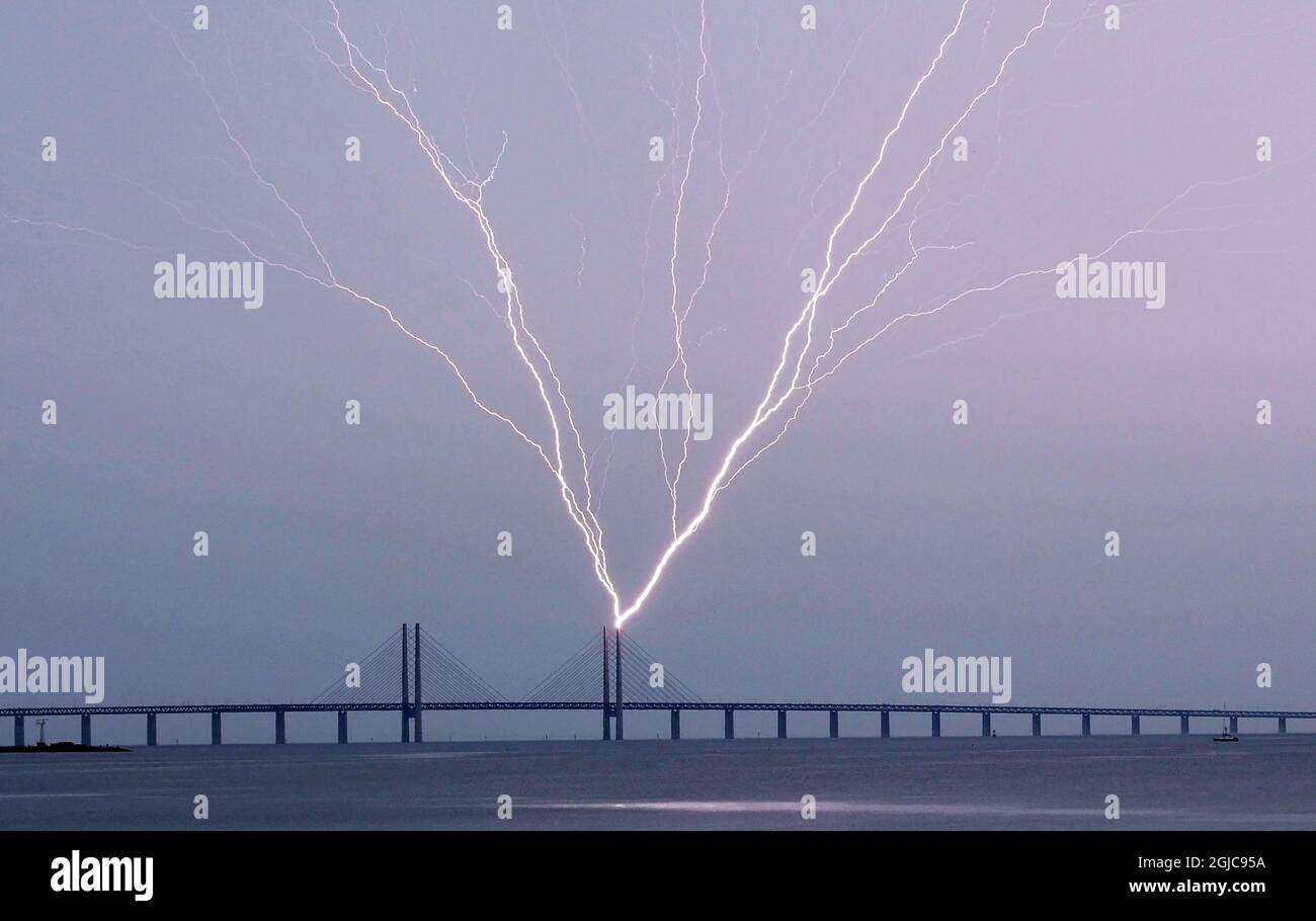MALMOE 2019-06-15 Blitzschlag trifft die Öresundbrücke zwischen Schweden und Dänemark während eines Gewitters, gesehen von Malmo, Schweden, am 15. Juni 2019. Foto: Johan Nilsson / TT / Kod 50090 Stockfoto