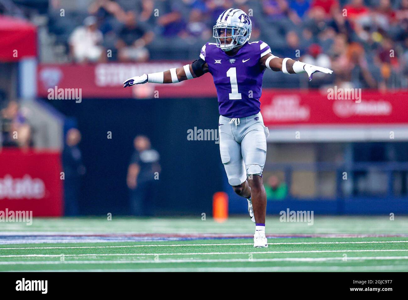 Reggie Stubblefield (1) feiert in der ersten Hälfte eines NCAA-College-Fußballspiels in Kansas State einen Pass-Bruch gegen Stanford Stockfoto