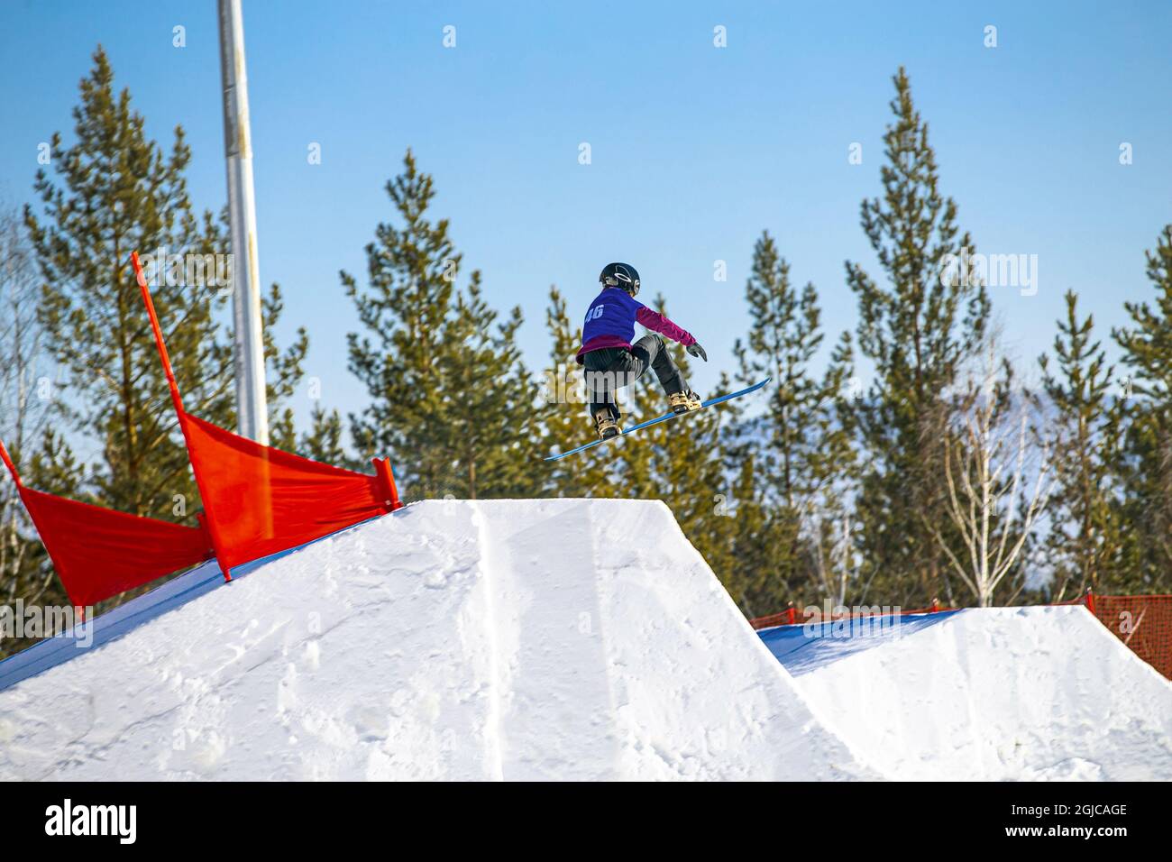 Athlet Snowboarder springen im Snowboardwettbewerb Stockfoto