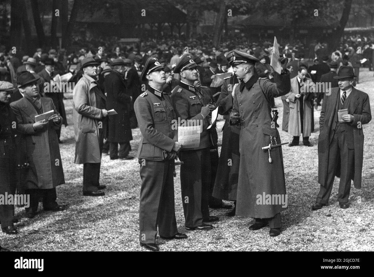 AUTEUI, FRANKREICH 1940-10-12 Deutsche Offiziere bei den Pferderennen in Auteuil, Frankreich 12. Oktober 1940. Das erste Rennen dort nach der deutschen Besetzung von Teilen Frankreichs während des Zweiten Weltkriegs. Foto: Ab Text & Bilder / Acme / SVT / Kod: 5600 Stockfoto