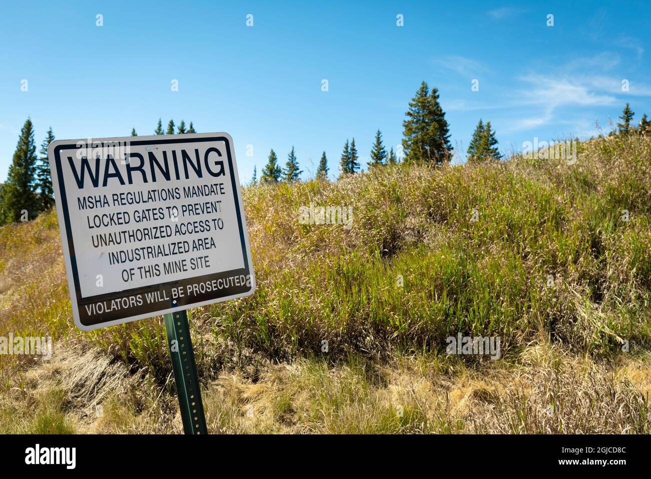 USA, Colorado, Climax. Ein Sicherheitsschild warnt Besucher davor, sich von einem Industriebergbaugebiet außerhalb von Leadville fernzuhalten. Stockfoto