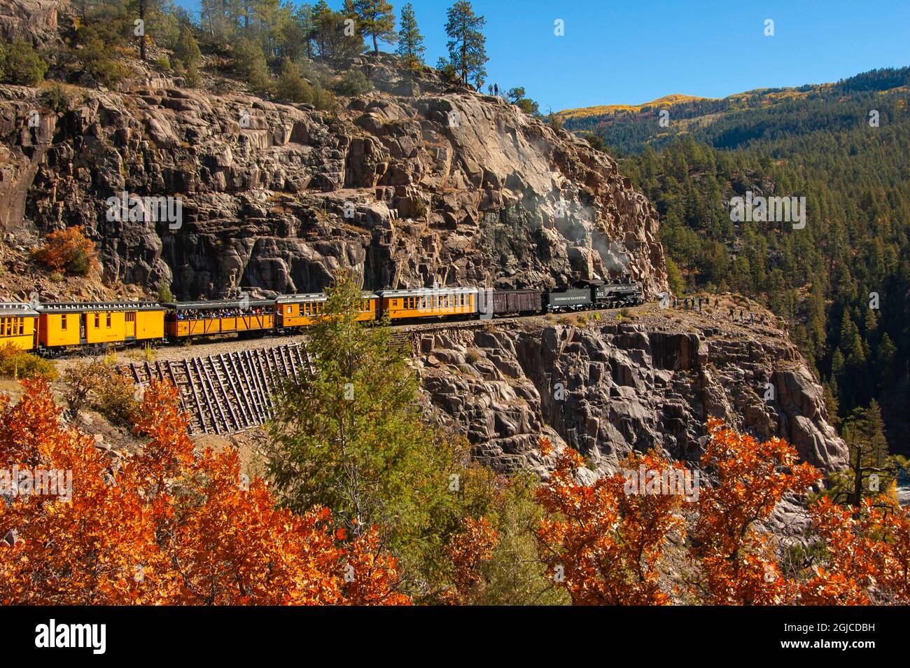 Colorado, Durango-Silverton Railroad, Lokomotive und Autos Stockfoto