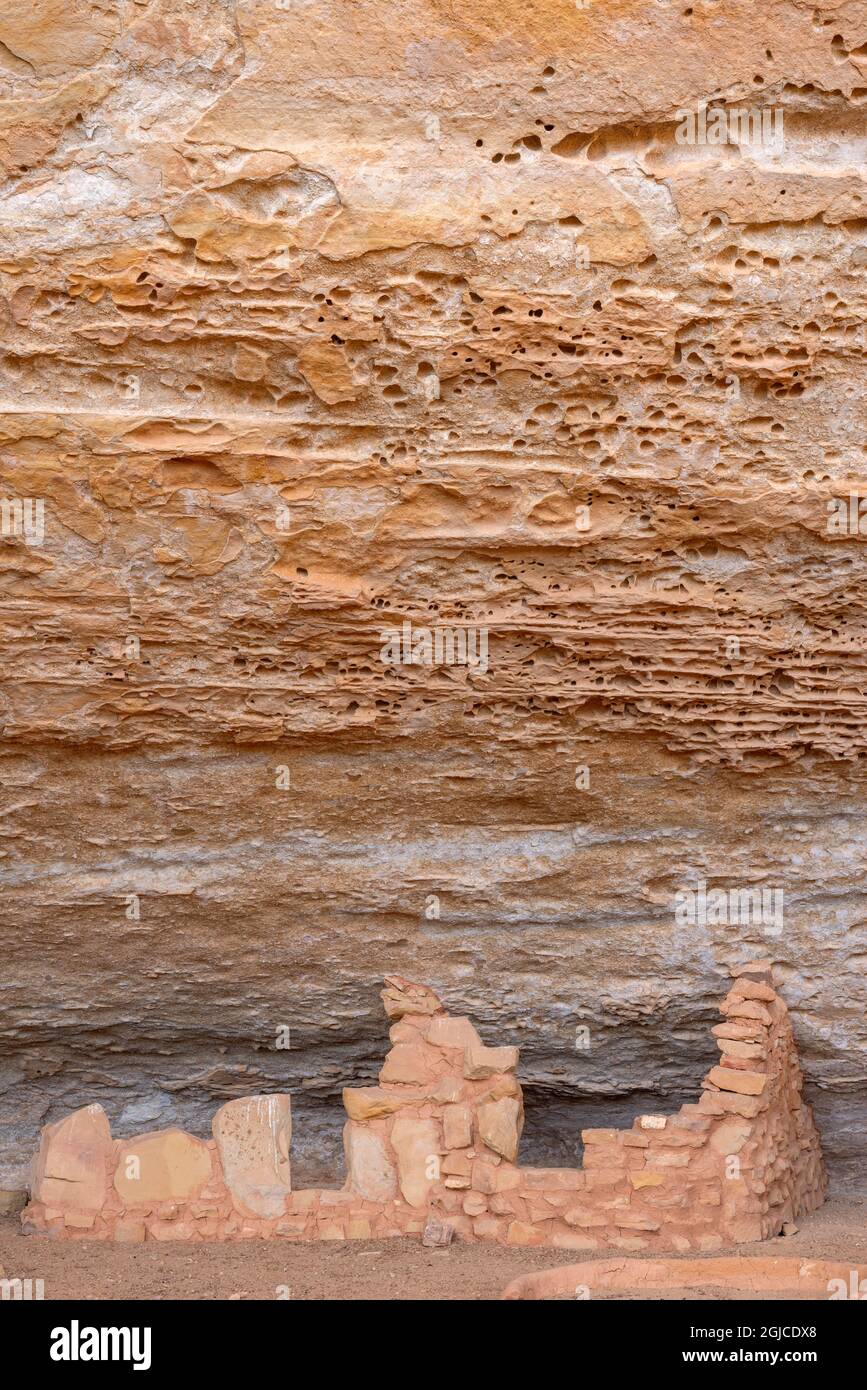 USA, Colorado, Mesa Verde National Park, Überreste von Steinmauer-Mauerwerk gegen Sandstein-Nischen-Wand; Step House Ruin auf Wetherill Mesa. Stockfoto