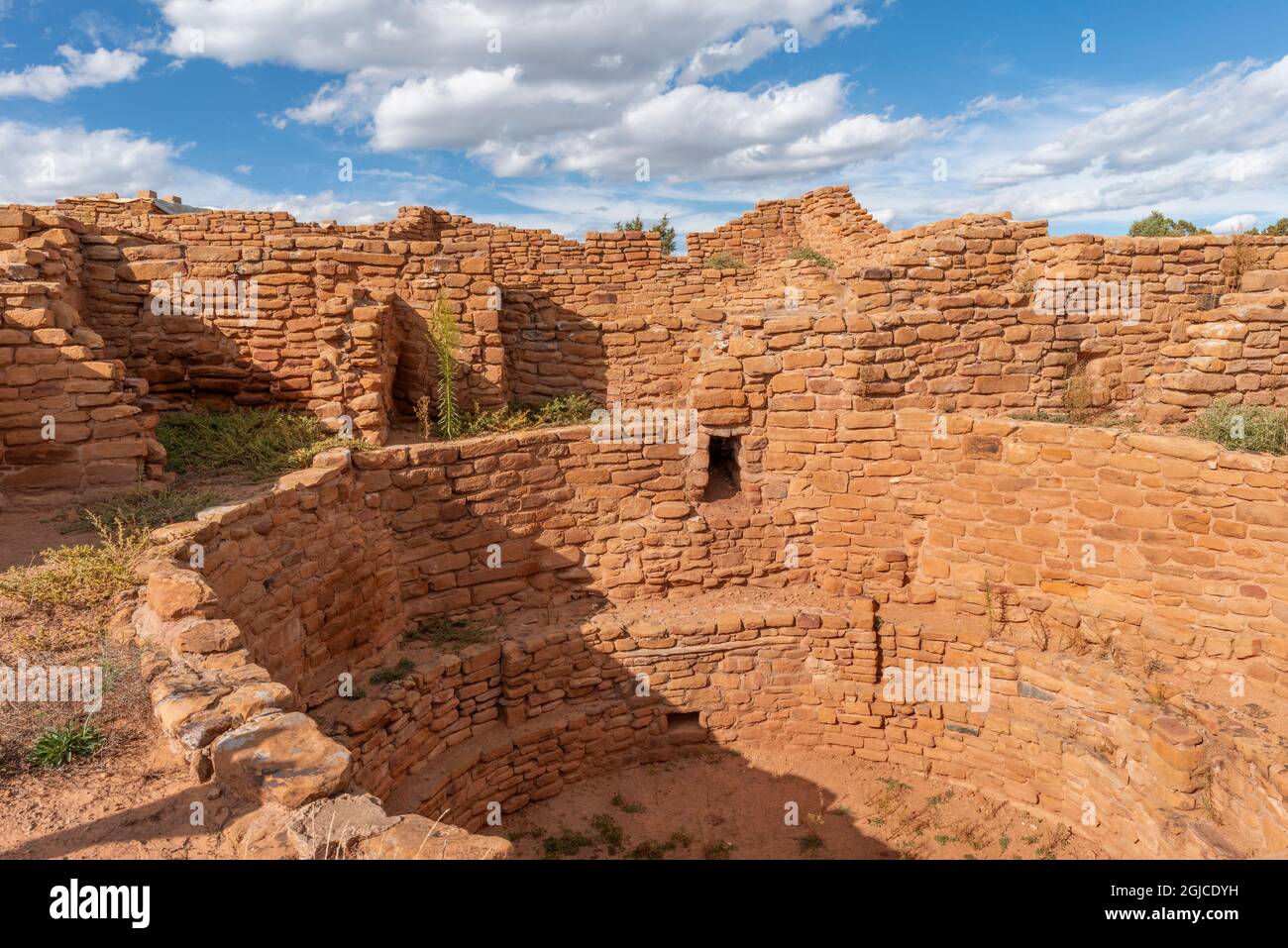 USA, Colorado, Mesa Verde National Park, Steinwall-Mauerwerk im Far View House mit einer Kiva im Vordergrund; Far View-Stätten. Stockfoto