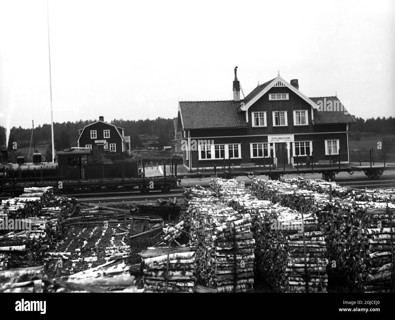 Der Bahnhof Upplandstuna in der Gemeinde Uppsuna wurde 1919 eingeweiht und 1960 geschlossen. Upplandstuna Bahnhof in Uppsuna. Stockfoto Der Bahnhof Upplandstuna in der Gemeinde Uppsuna wurde 1919 eingeweiht und 1960 geschlossen. Upplandstuna Bahnhof in Uppsuna. Stockfoto