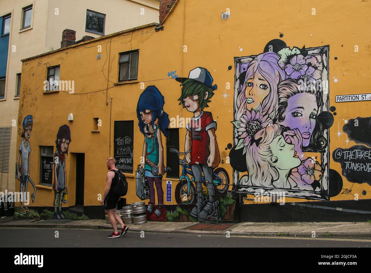 Bristol, Großbritannien. August 2021. Ein Mann geht am Graffiti im Three Tuns Pub an der St George's Road im Stadtzentrum von Bristol vorbei. (Foto: Dinendra Haria/SOPA Images/Sipa USA) Quelle: SIPA USA/Alamy Live News Stockfoto
