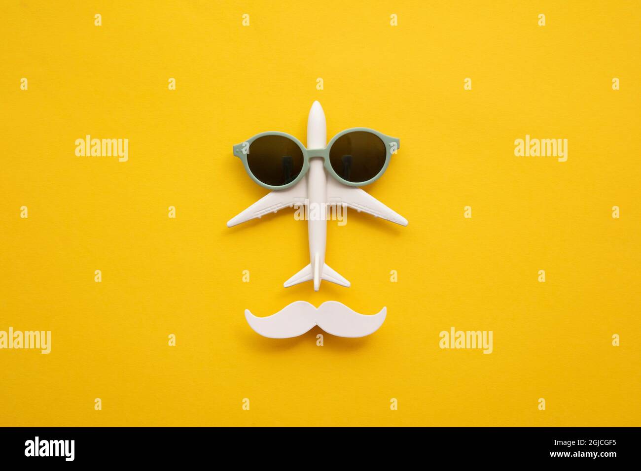 Sommer Urlaubsgesicht. Charaktergesicht aus einer Flugzeug-Sonnenbrille und Schnurrbart Stockfoto