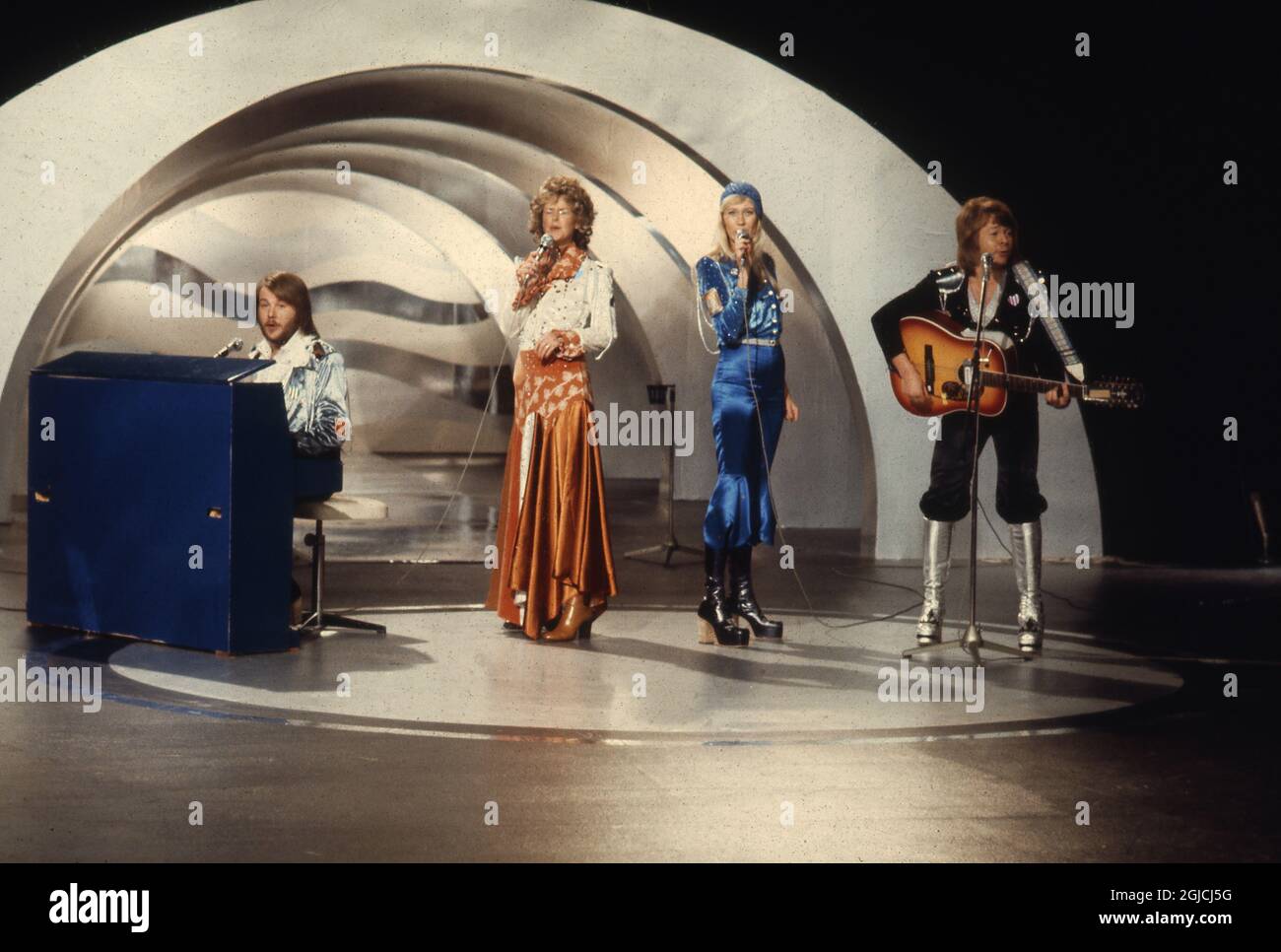 Das am 9. Februar 1974 in einem Studio in Stockholm aufgenommene Bild zeigt die schwedische Popgruppe Abba mit ihren Mitgliedern (L-R) Benny Andersson, Anni-Frid Lyngstad, Agnetha Faltskog und Bjorn Ulvaeus während der schwedischen Qualifikation für den Eurovision Song Contest in Brighton, Großbritannien. Schwedens legendäre Diskogruppe ABBA gab am 27. April 2018 bekannt, dass sie sich 35 Jahre nach ihrer letzten Single wieder zusammengeschlossen haben, um zwei neue Songs aufzunehmen. Das Quartett spaltete sich 1982 auf, nachdem es mehr als ein Jahrzehnt lang die Disco-Szene mit Hits wie 'Waterloo', 'Dancing Queen', 'Mamma Mia' und 'Super Trouper' dominiert hatte. Stockfoto