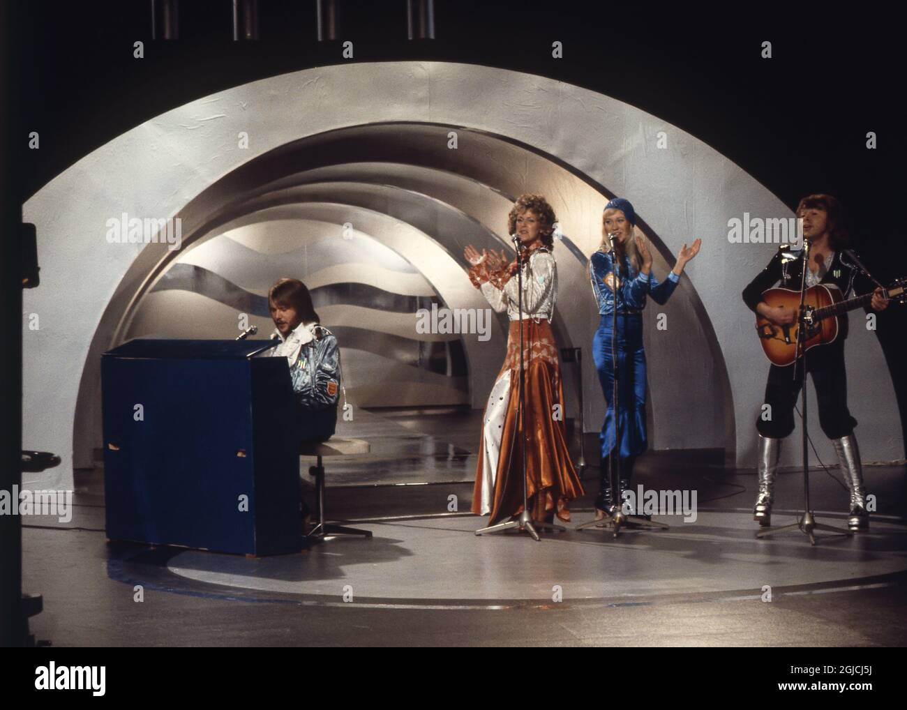 Das am 9. Februar 1974 in einem Studio in Stockholm aufgenommene Bild zeigt die schwedische Popgruppe Abba mit ihren Mitgliedern (L-R) Benny Andersson, Anni-Frid Lyngstad, Agnetha Faltskog und Bjorn Ulvaeus während der schwedischen Qualifikation für den Eurovision Song Contest in Brighton, Großbritannien. Schwedens legendäre Diskogruppe ABBA gab am 27. April 2018 bekannt, dass sie sich 35 Jahre nach ihrer letzten Single wieder zusammengeschlossen haben, um zwei neue Songs aufzunehmen. Das Quartett spaltete sich 1982 auf, nachdem es mehr als ein Jahrzehnt lang die Disco-Szene mit Hits wie 'Waterloo', 'Dancing Queen', 'Mamma Mia' und 'Super Trouper' dominiert hatte. Stockfoto