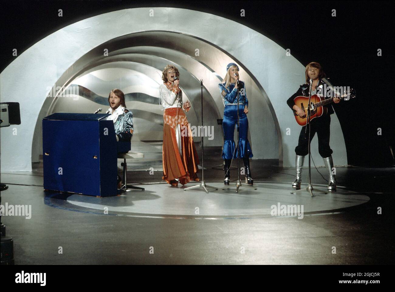 Das am 9. Februar 1974 in einem Studio in Stockholm aufgenommene Bild zeigt die schwedische Popgruppe Abba mit ihren Mitgliedern (L-R) Benny Andersson, Anni-Frid Lyngstad, Agnetha Faltskog und Bjorn Ulvaeus während der schwedischen Qualifikation für den Eurovision Song Contest in Brighton, Großbritannien. Schwedens legendäre Diskogruppe ABBA gab am 27. April 2018 bekannt, dass sie sich 35 Jahre nach ihrer letzten Single wieder zusammengeschlossen haben, um zwei neue Songs aufzunehmen. Das Quartett spaltete sich 1982 auf, nachdem es mehr als ein Jahrzehnt lang die Disco-Szene mit Hits wie 'Waterloo', 'Dancing Queen', 'Mamma Mia' und 'Super Trouper' dominiert hatte. Stockfoto