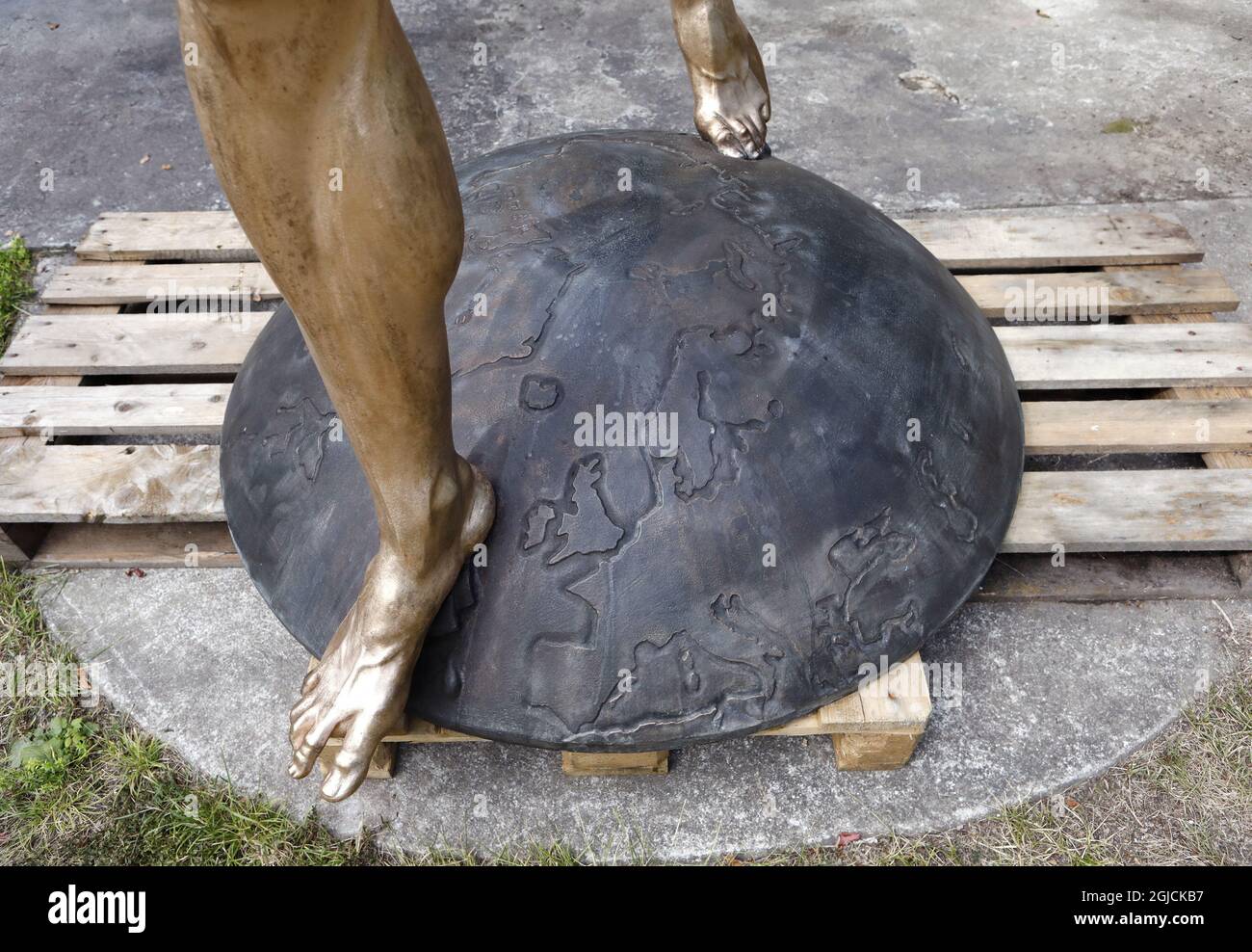 *** EXKLUSIV *** der schwedische Künstler Peter Linde hat eine Bronzestatue des schwedischen Fußballers Zlatan Ibrahimovic angefertigt. Die Statue sollte vor der Friends Arena, der schwedischen Nationalarena in Solna/Stockholm, aufgestellt werden. Die Statue wurde 2017 fertiggestellt und steht seitdem im Atelier und Garten von Peter LindeÂ´s.am 8. Oktober wird die Statue in Zlatans Heimatstadt MalmÃ¶ enthüllt. Die Statue ist 270 Zentimeter hoch. Die Fotos wurden im LindeÂ´s Garten in SaltsjÃ¶baden vor Stockholm aufgenommen 2017-07-31 (c) Foto: Patrik C Osterberg / TT Code 2857 Stockfoto