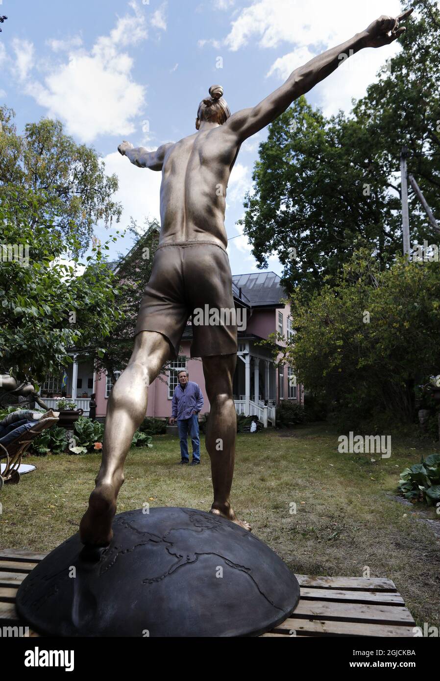 *** EXKLUSIV *** der schwedische Künstler Peter Linde hat eine Bronzestatue des schwedischen Fußballers Zlatan Ibrahimovic angefertigt. Die Statue sollte vor der Friends Arena, der schwedischen Nationalarena in Solna/Stockholm, aufgestellt werden. Die Statue wurde 2017 fertiggestellt und steht seitdem im Atelier und Garten von Peter LindeÂ´s.am 8. Oktober wird die Statue in Zlatans Heimatstadt MalmÃ¶ enthüllt. Die Statue ist 270 Zentimeter hoch. Die Fotos wurden im LindeÂ´s Garten in SaltsjÃ¶baden vor Stockholm aufgenommen 2017-07-31 (c) Foto: Patrik C Osterberg / TT Code 2857 Stockfoto