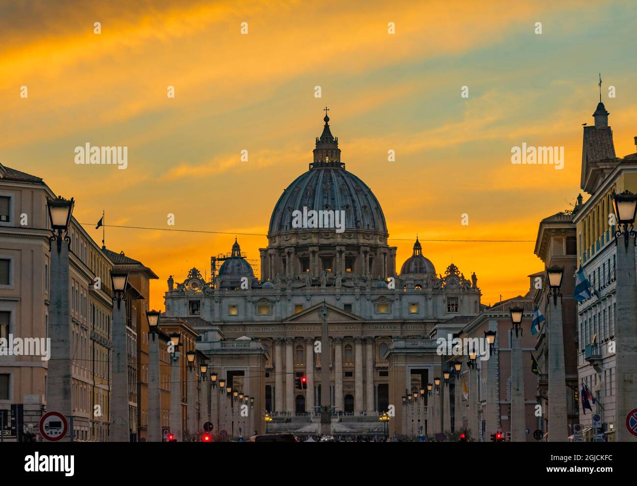 Orangefarbener Sonnenuntergang, beleuchtete Straßenlaternen, Via della Conciliazione, Petersdom, Vatikan, Rom, Italien Stockfoto