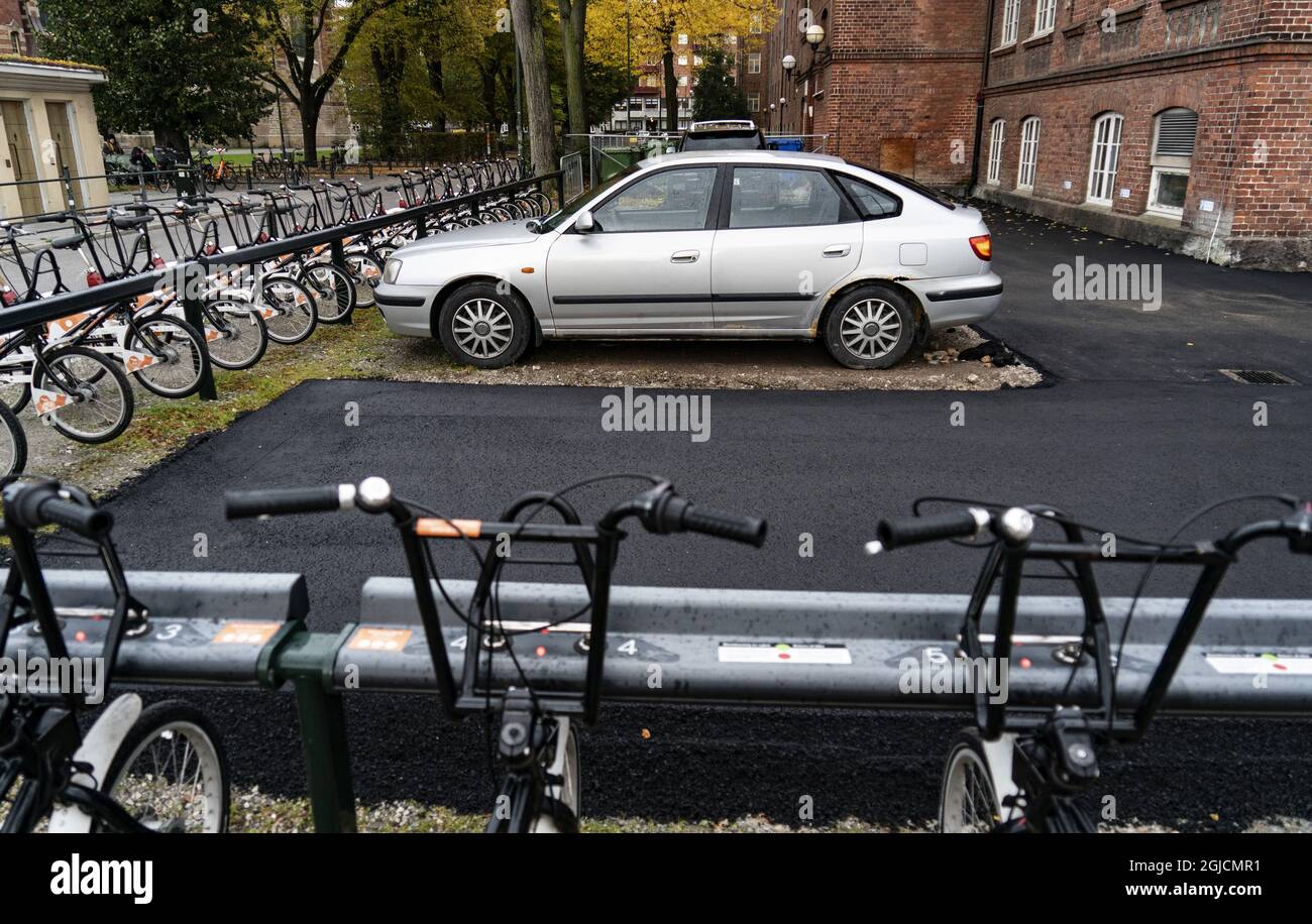 Pflasterfehler in Malmoe. Ein illegal geparktes Auto war auf einem Parkplatz im Einkaufszentrum Triangeln zurückgelassen worden, als die Arbeiter ankamen, um das Gebiet zu pflastern. Anstatt das Auto abzuschleppen, lösten sie das Problem, indem sie es einfach umpflasterten... Malmoe, Schweden, 12. Oktober 2019. Foto: Johan Nilsson / TT / Code 50090 Stockfoto