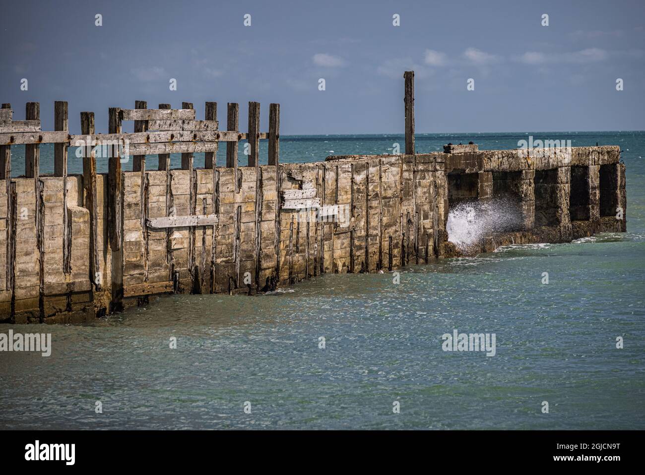 Alte hölzerne Anlegestelle in Rye Harbour, Sussex, England Stockfoto