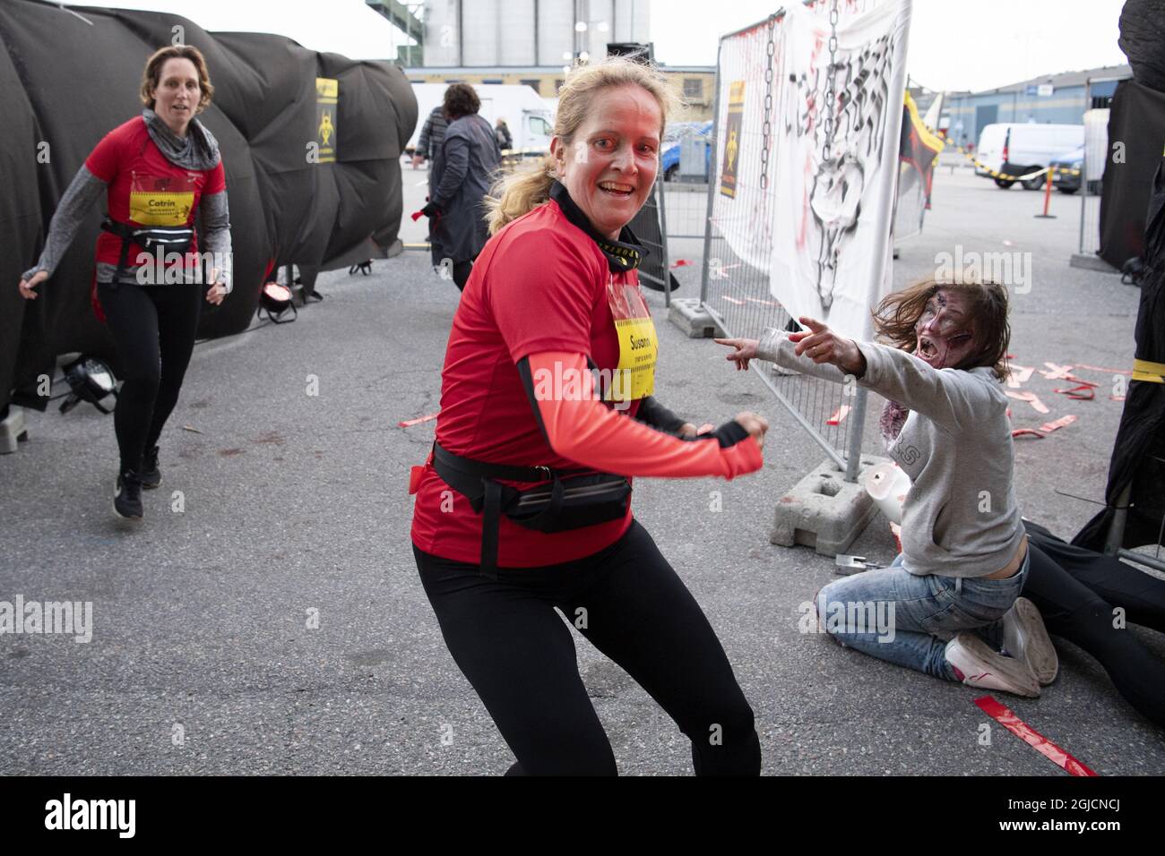 Der STHLM Apocalypse Race Wettbewerb in Stockholm. Das Szenario und der Hintergrund für STHLM Apocalypse ist, dass ein Virus Stockholms Einwohner in Zombies verwandelt hat. Die letzten Mutigen (Teilnehmer) wurden alle in einer Quarantänezone versammelt (der Start). Aber von hier aus war es Mann und Frau für sich. Um zu überleben, muss jeder durch einen Bereich von infizierten Kreaturen in die sichere freie Zone (Ziel) passieren. Am Samstag, 19. oktober 2019 in Stockholm Schweden. Foto: Henrik Montgomery / TT Code 10060 Stockfoto