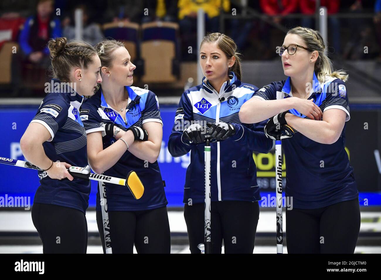 Das schottische Team (L-R) Jennifer Dodds, skip Eve Muirhead, Victoria Wright und Lauren Grey während des Halbfinales der Frauen zwischen Schottland und der Schweiz bei den Curling-Europameisterschaften in Helsingborg, Schweden, am 22. November 2019. Foto Jonas Ekstromer / TT kod 10030 Stockfoto