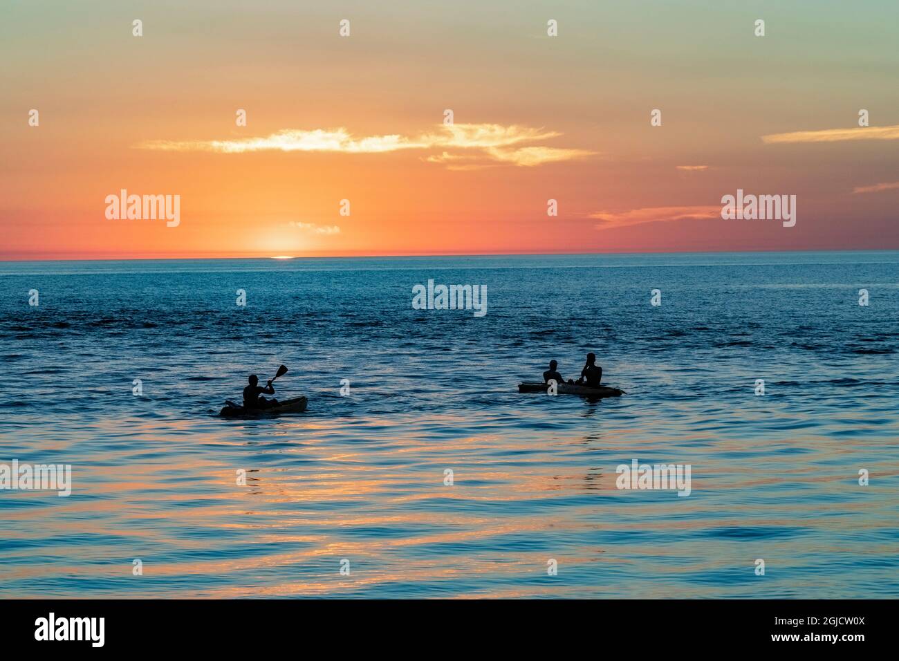Kajakfahrer im Golf von Mexiko bei Sonnenuntergang vor Captiva Island, Florida, USA. Stockfoto