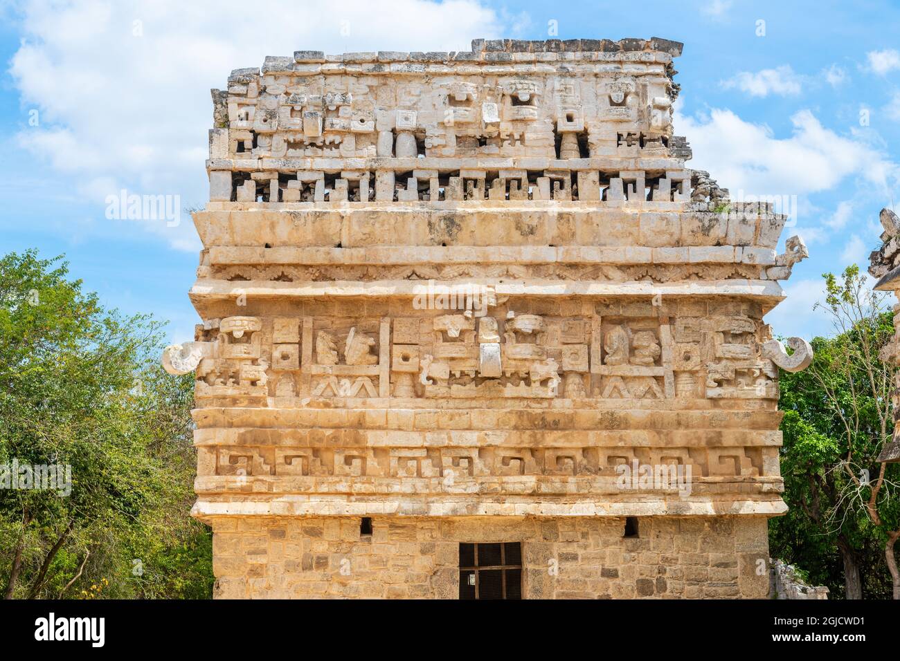 Architektur im Maya-Puuc-Stil in Chichen Itza, Yucatan, Mexiko. Stockfoto