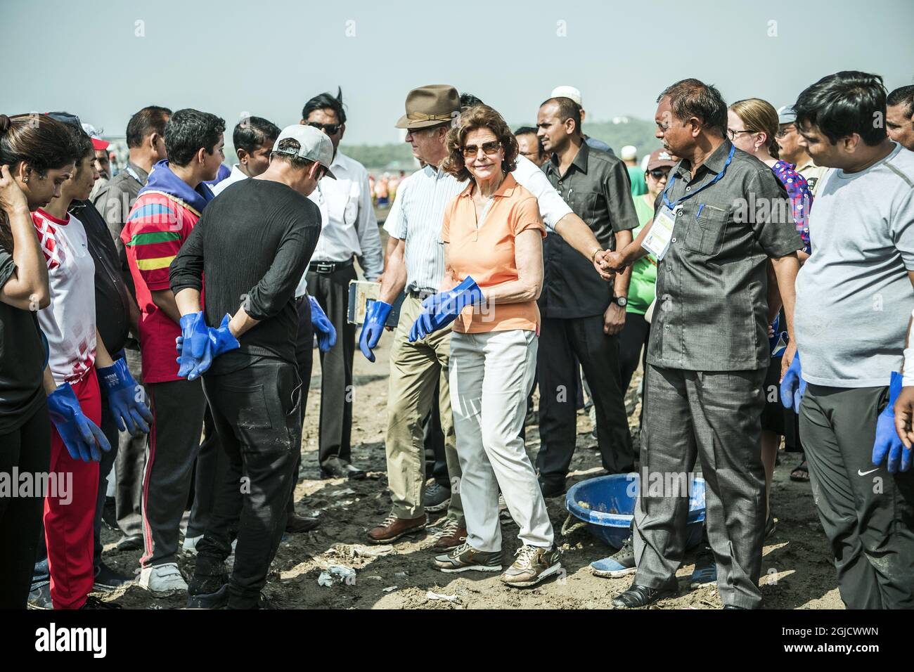 Schwedens König Carl XVI Gustaf und Königin Silvia kommen am Mittwoch, 4. Dezember 2019, um einen Strand in Mumbai, Indien, zu reinigen Foto Cacrolina Byrmo / Aftonbladet / TT * * * SCHWEDEN AUS * * Stockfoto