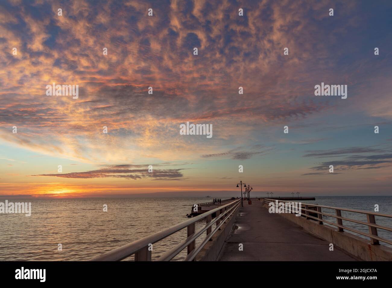 Lebhafte Sonnenaufgangswolken über dem Atlantik vom Higgs Beach Pier in Key West, Florida, USA Stockfoto