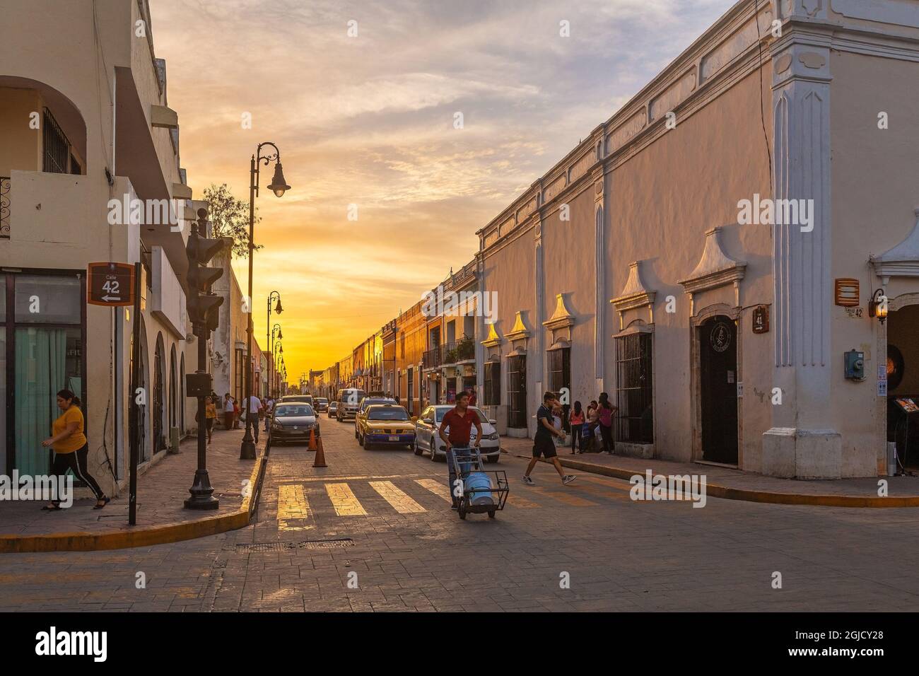 Mexikanisches Stadtleben bei Sonnenuntergang in einer Straße von Valladolid, Yucatan, Mexiko. Stockfoto