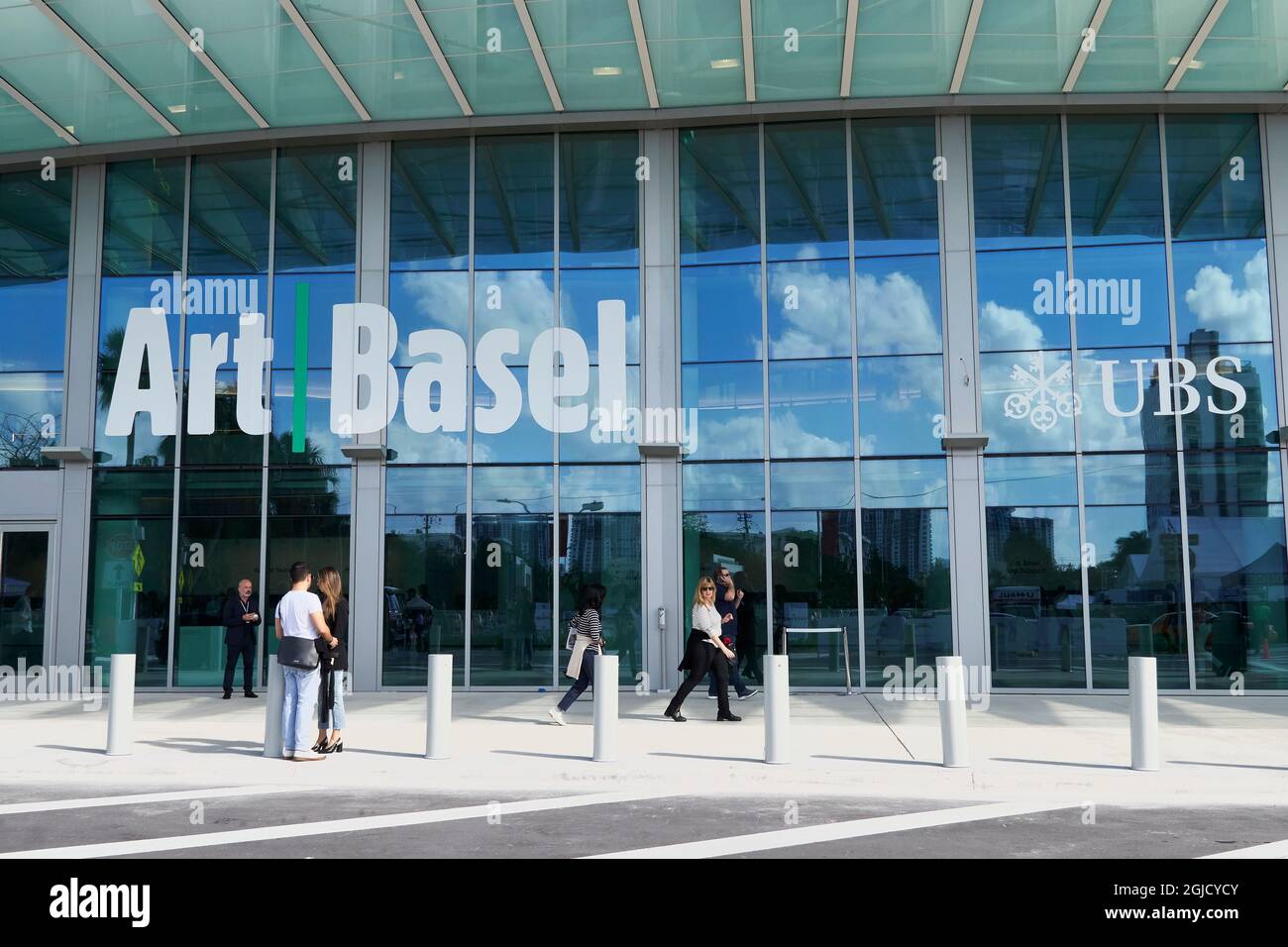 USA, Florida, Miami. Der Eingang zur Art Basel, Miami in den Miami Convention Centers. Die Art Basel ist die weltweit größte Messe für zeitgenössische Kunst. Stockfoto