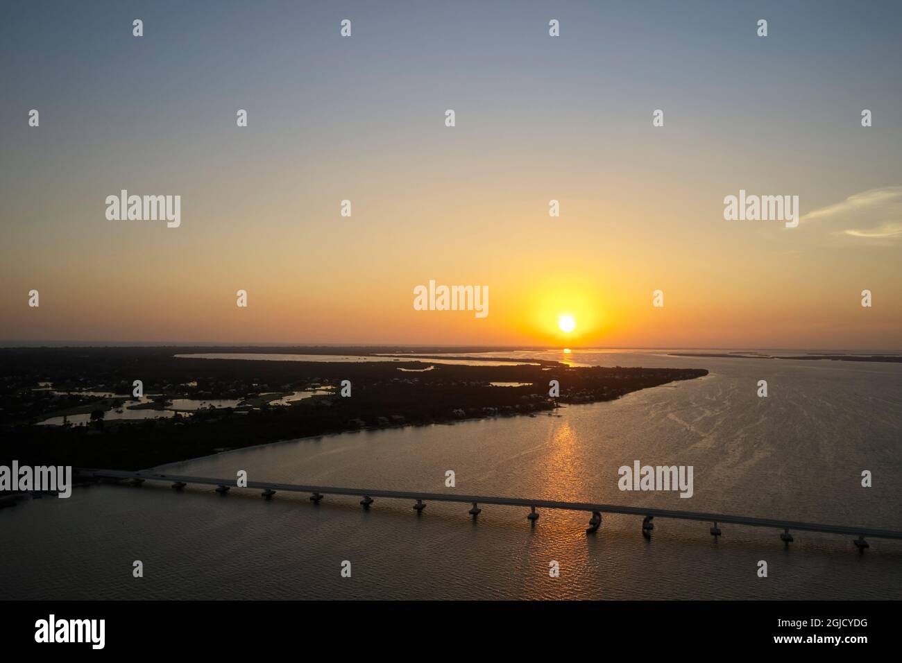 USA, Florida, Sanibel Island. Sonnenuntergang über Sanibel Island und dem Sanibel Causeway. Sanibel Island ist ein beliebtes Touristenziel und ist dafür bekannt Stockfoto