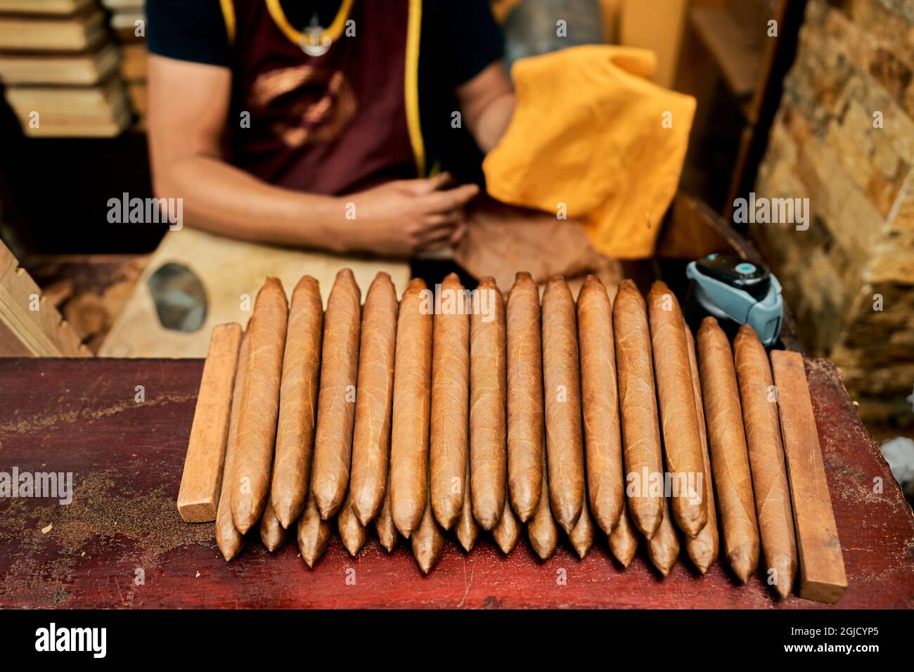 USA, Florida, Miami. Little Havana ist ein Viertel in Miami, in dem viele kubanische Exilanten leben. Zigarrenhandwerker schneidet Hand und rollt Zigarren an Th Stockfoto