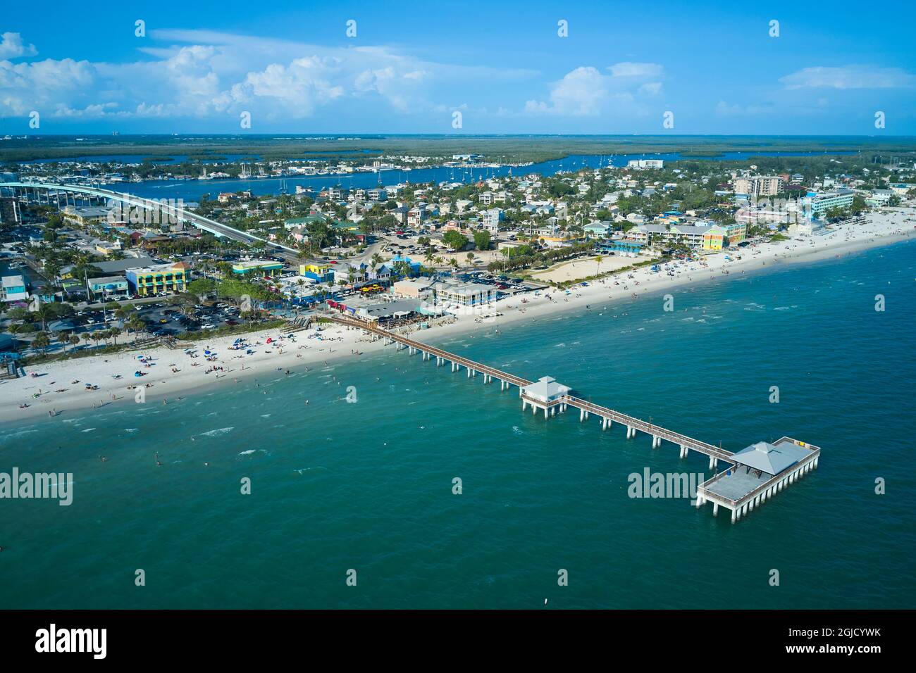USA, Florida, Fort Myers Beach. Luftaufnahme des Fort Myers Pier. Das Fort Myers Beach liegt auf der Insel Estero und ist ein wichtiges Touristenziel in Flori Stockfoto