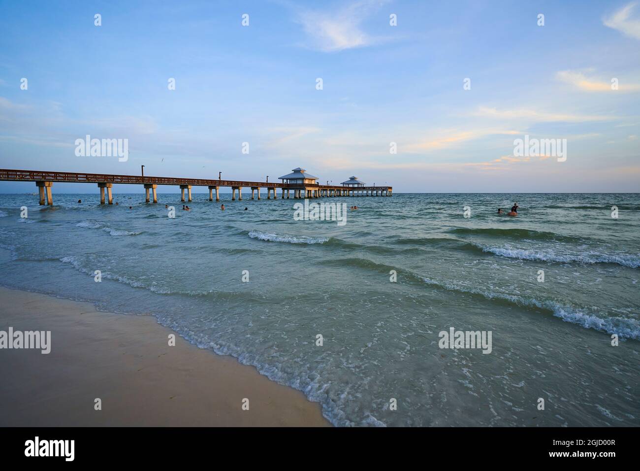 USA, Florida, Fort Myers Beach. Fort Myers Beach Pier bei Sonnenuntergang. Fort Myers Beach liegt auf der Insel Estero und ist ein wichtiges Touristenziel in Florida. Stockfoto